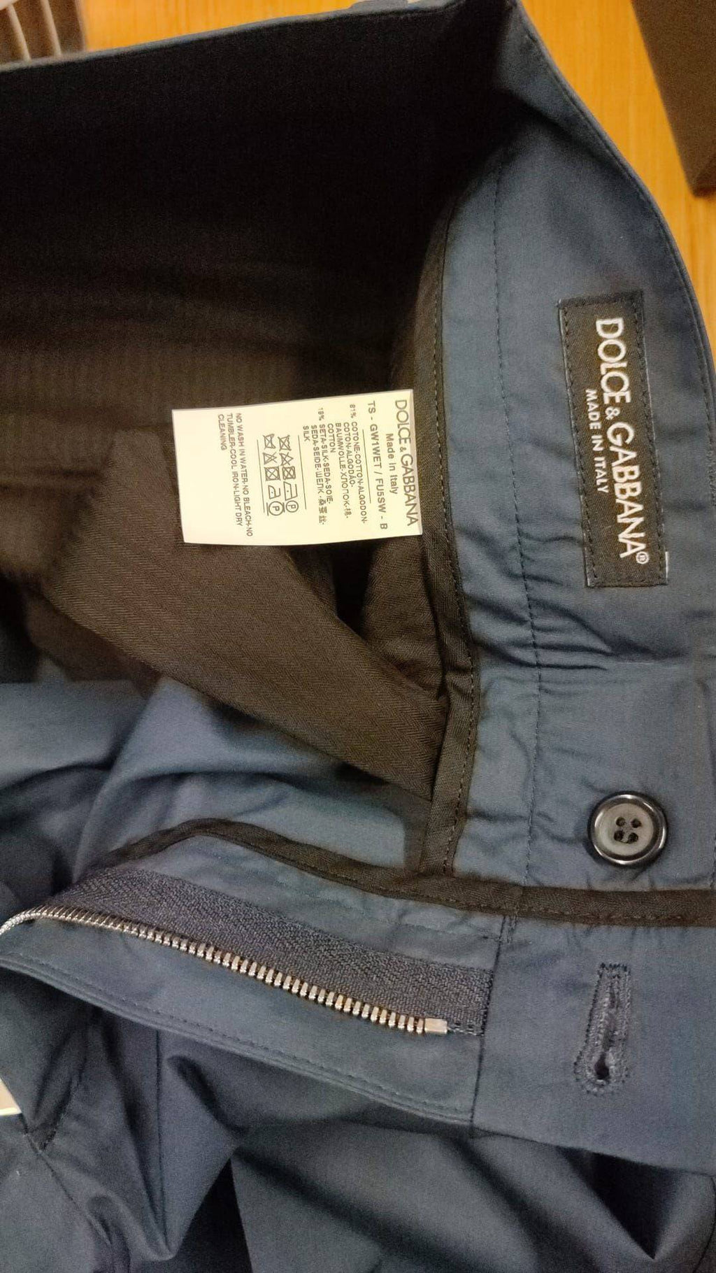 Pantalons chinos en coton et soie bleus de Dolce & Gabbana, vue de face, avec une coupe élégante et détails raffinés.