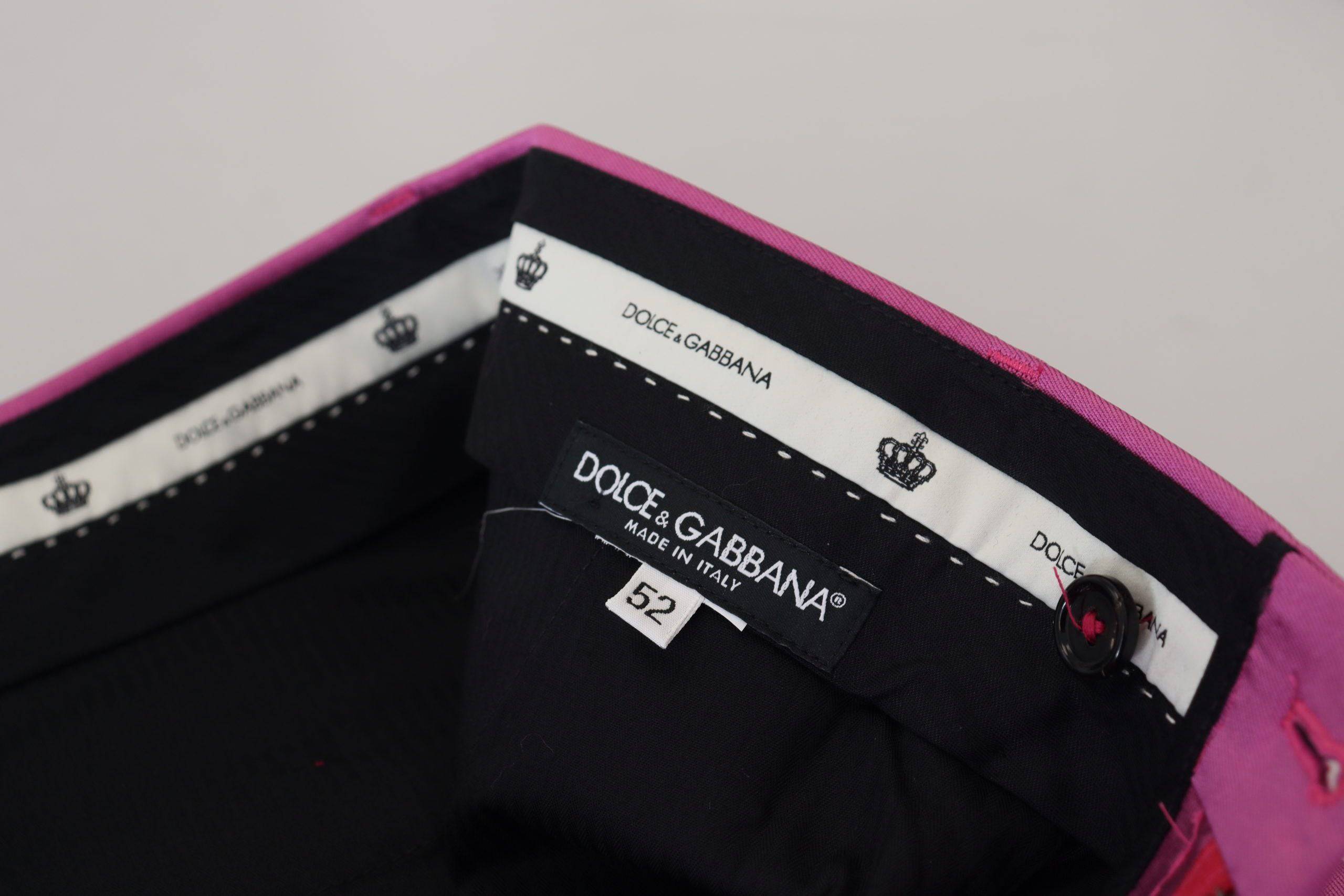 Pantalon élégant en soie rose Dolce & Gabbana, pantalon slim formel pour femme, vue front avec détails sophistiqués.