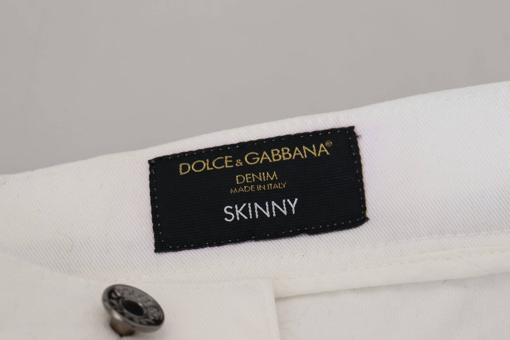 Jeans slim skinny en coton stretch blanc de Dolce & Gabbana, coupe ajustée et moderne, visibles sur le mannequin.