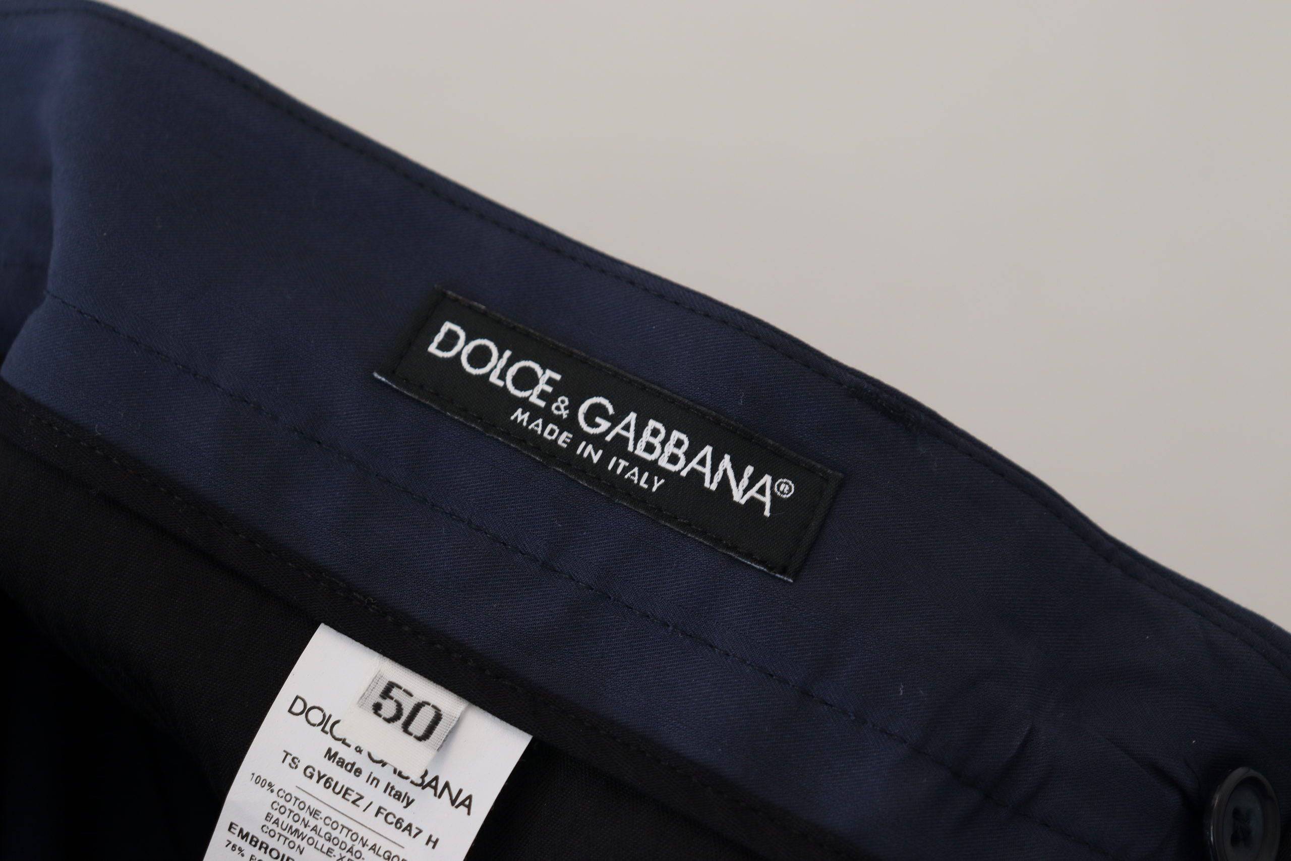 Pantalon chino slim en coton bleu Dolce & Gabbana, vue de face, avec détails de couture et fermeture à bouton.