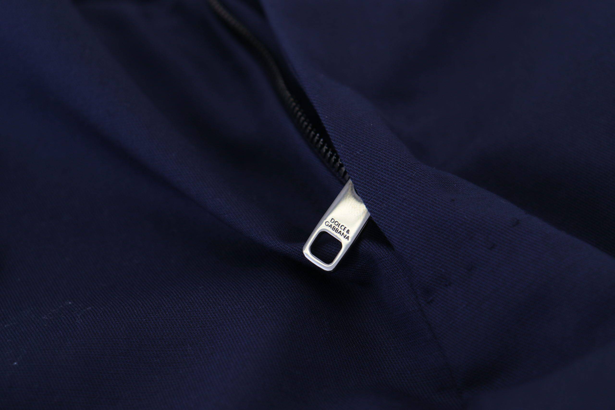 Pantalons chino en lin et coton bleu de Dolce & Gabbana, coupe slim, pour un style élégant et décontracté.