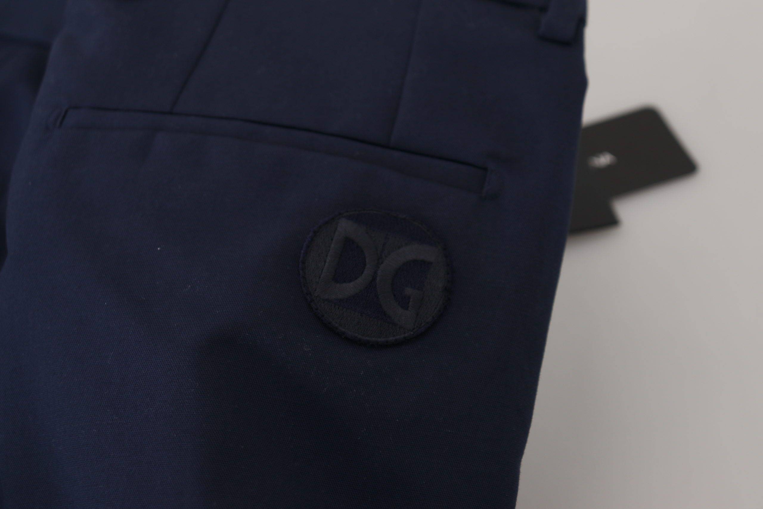 Pantalons chinos en lin et coton bleu Dolce & Gabbana, coupe slim, vue de face avec détails de la texture du tissu.