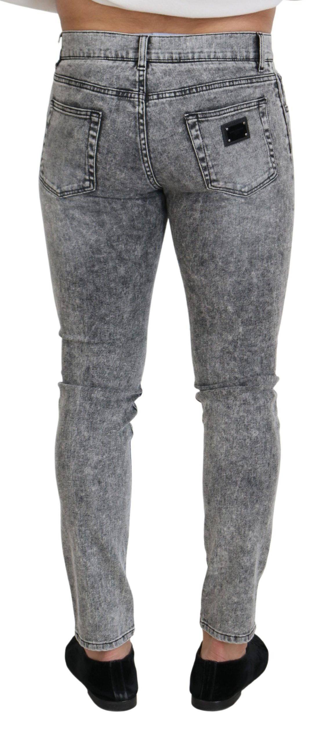 Jeans slim gris Dolce & Gabbana en coton stretch, coupe ajustée, visibles détails de lavage sur le denim.