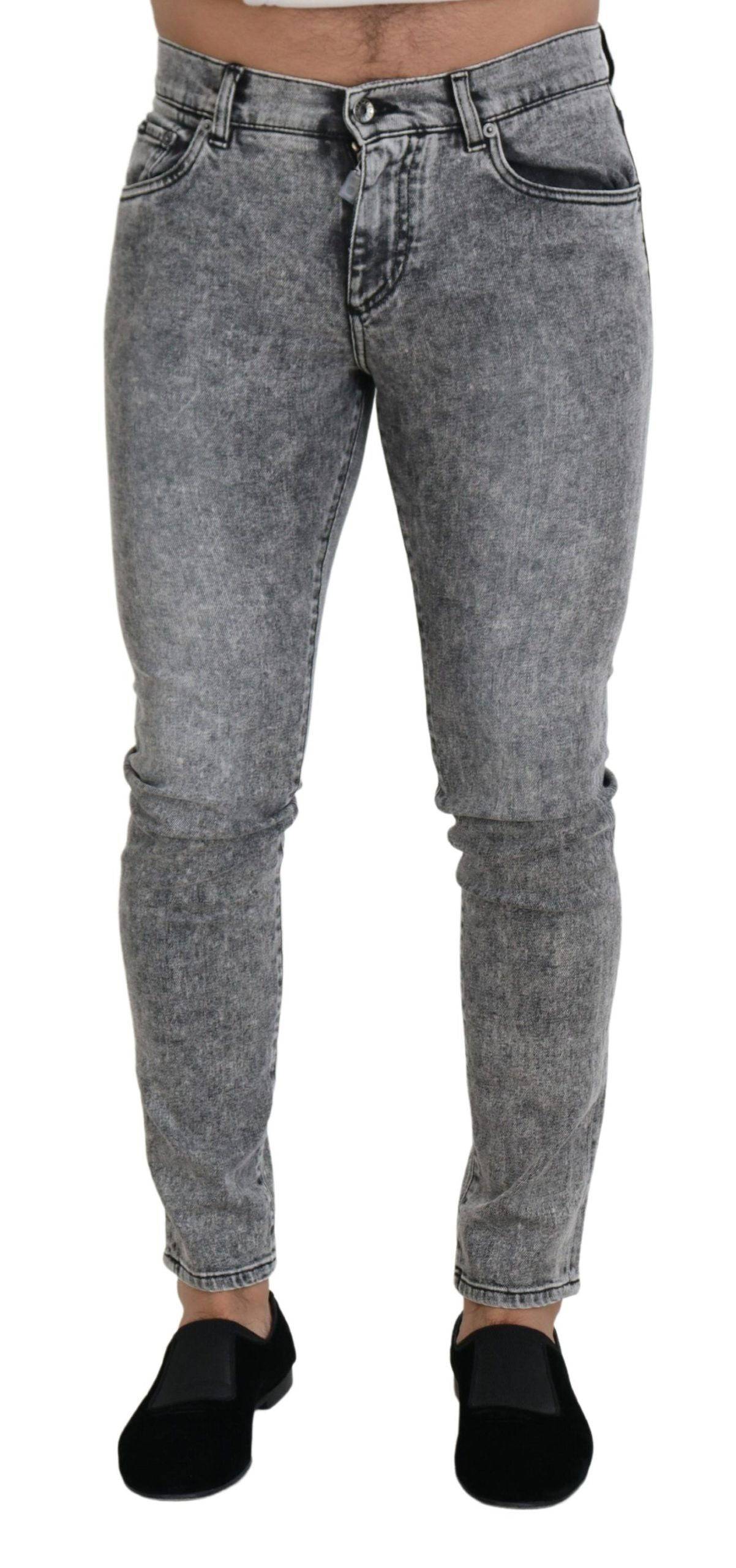 Jeans slim gris en denim stretch en coton de Dolce & Gabbana, ajustement parfait, visible détails du tissu et couture.