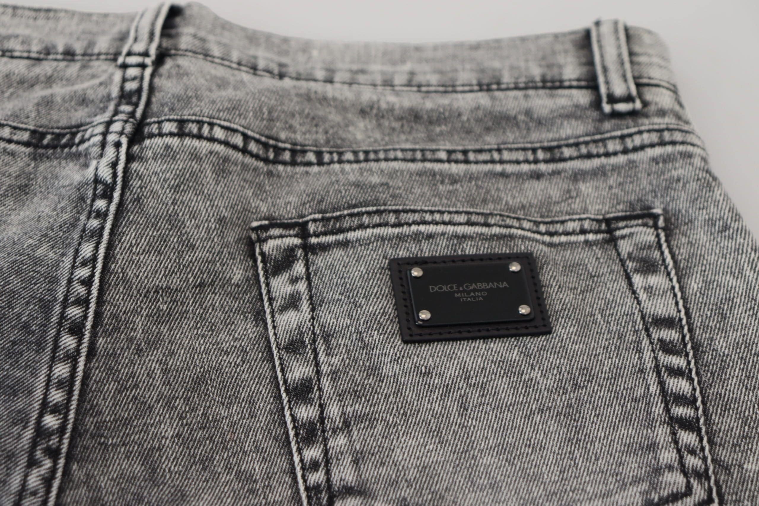 Jeans slim gris en coton stretch Dolce & Gabbana, coupe ajustée et détail denim, visible sur l'image.