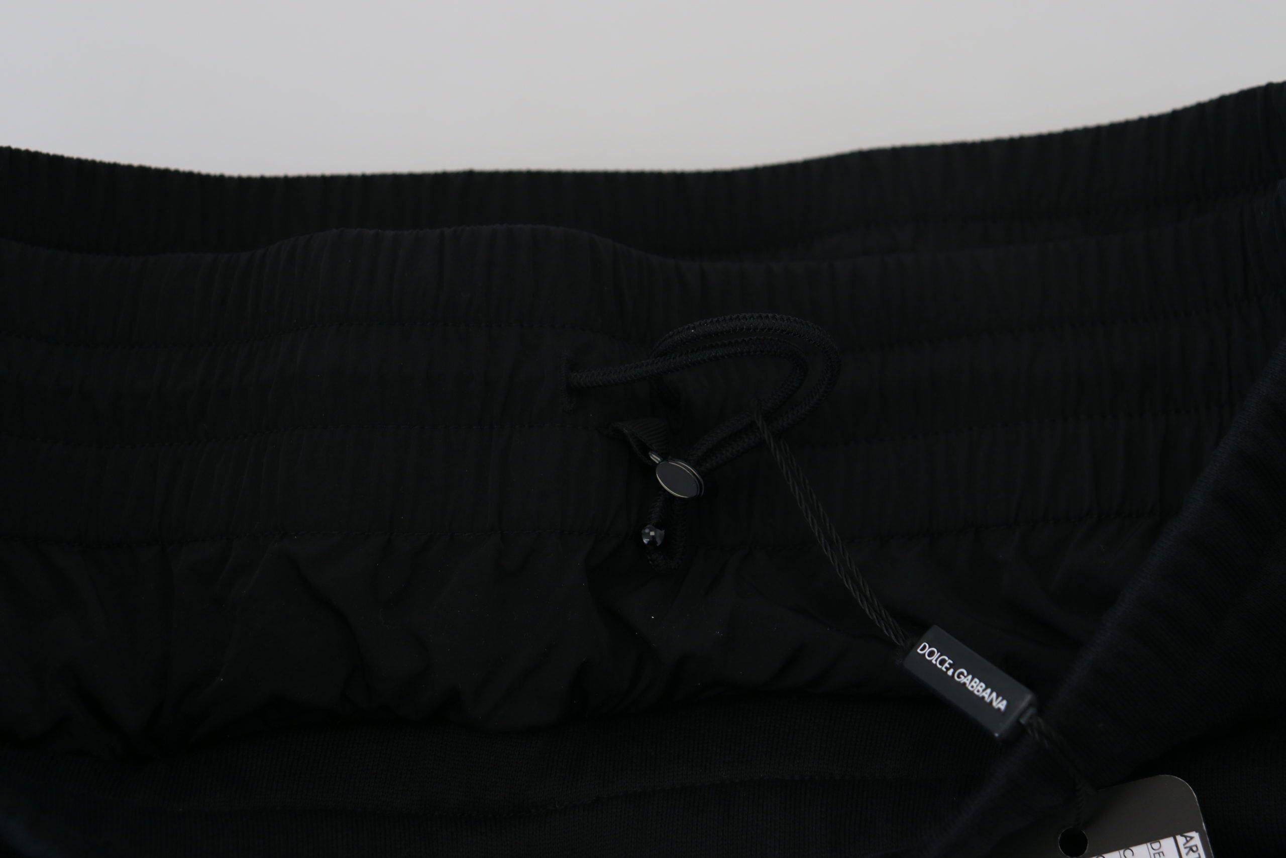 Shorts bermuda en coton noir Dolce & Gabbana, style cargo avec poches latérales, détail élégant et moderne.