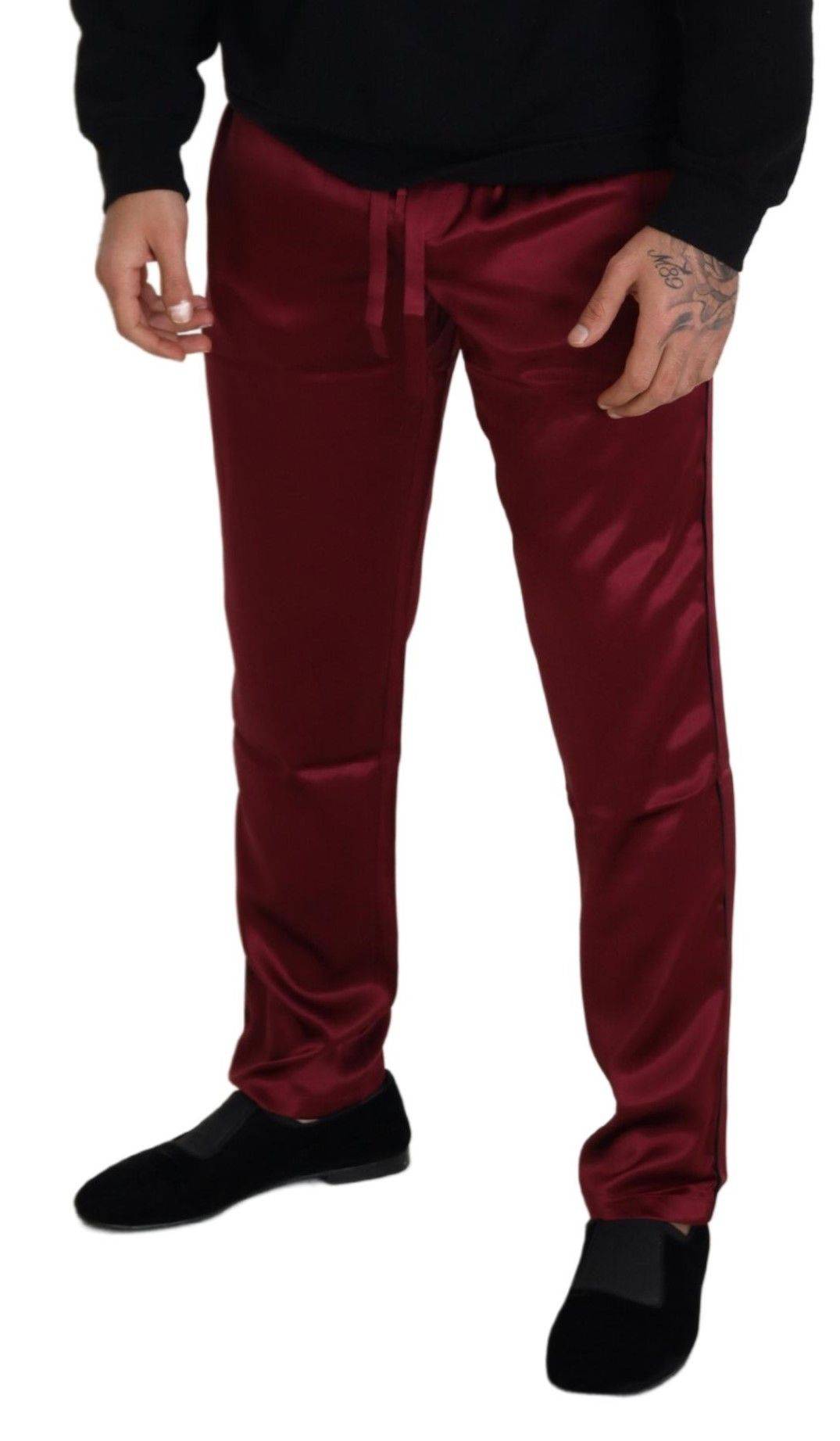 Pantalons de détente en soie Bordeaux Dolce & Gabbana, style lounge confortable avec logo DG visible.