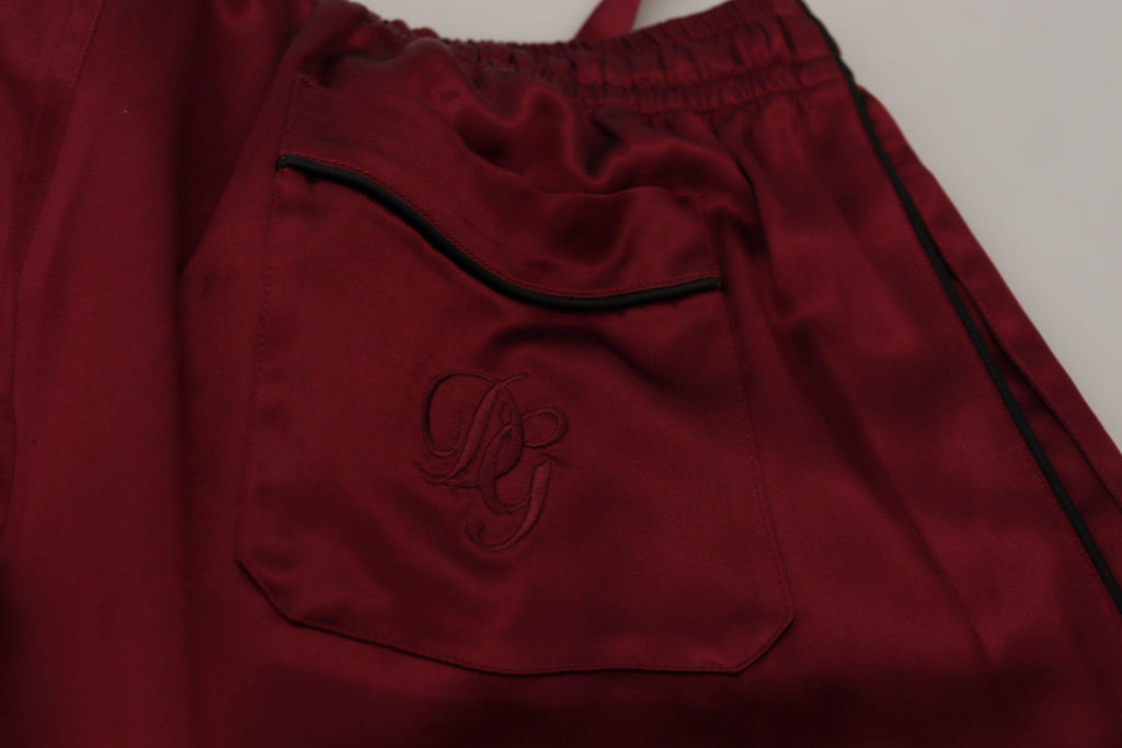 Pantalons de détente en soie bordeaux Dolce & Gabbana avec logo DG pour sommeil et lounge, élégants et confortables.