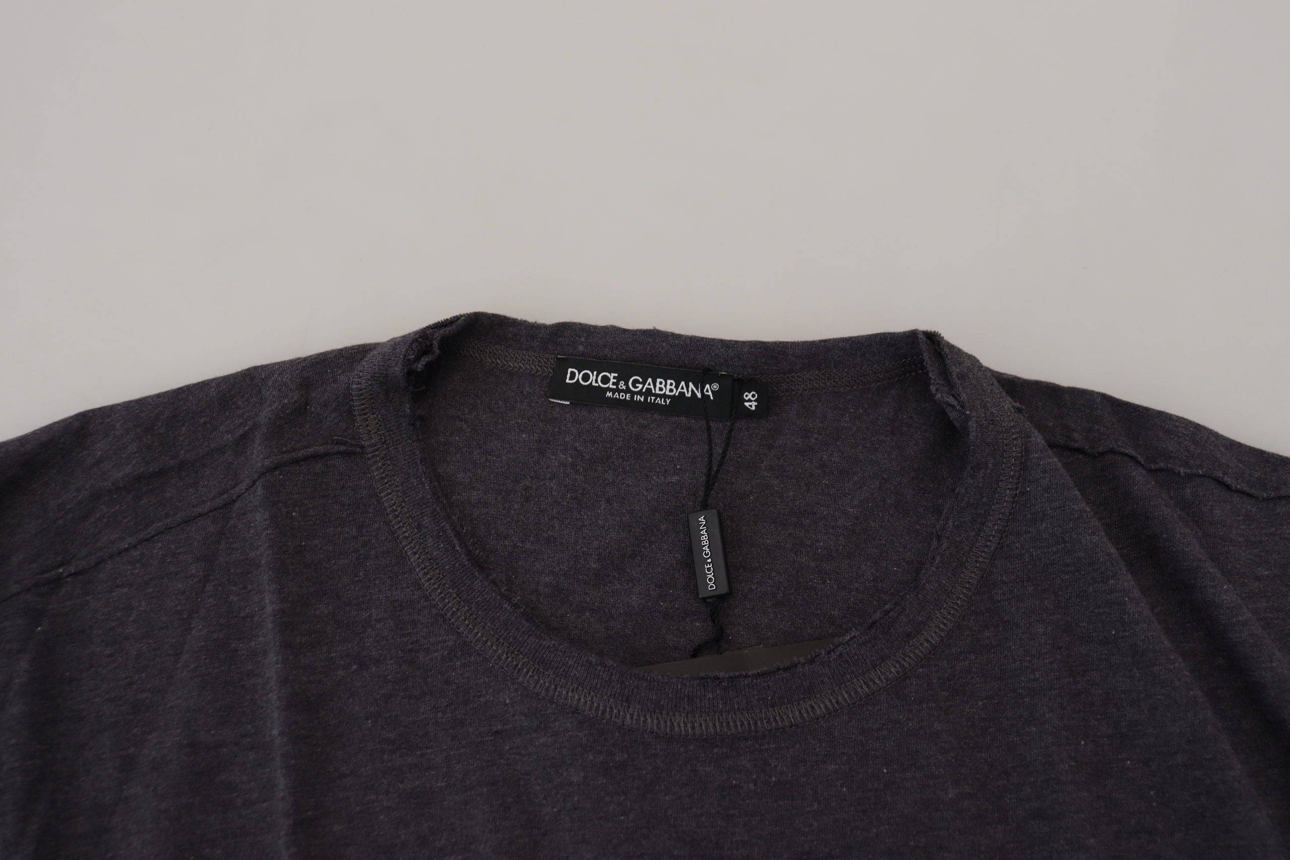 T-shirt gris à col rond en coton de Dolce & Gabbana, manches courtes, style décontracté et élégant.