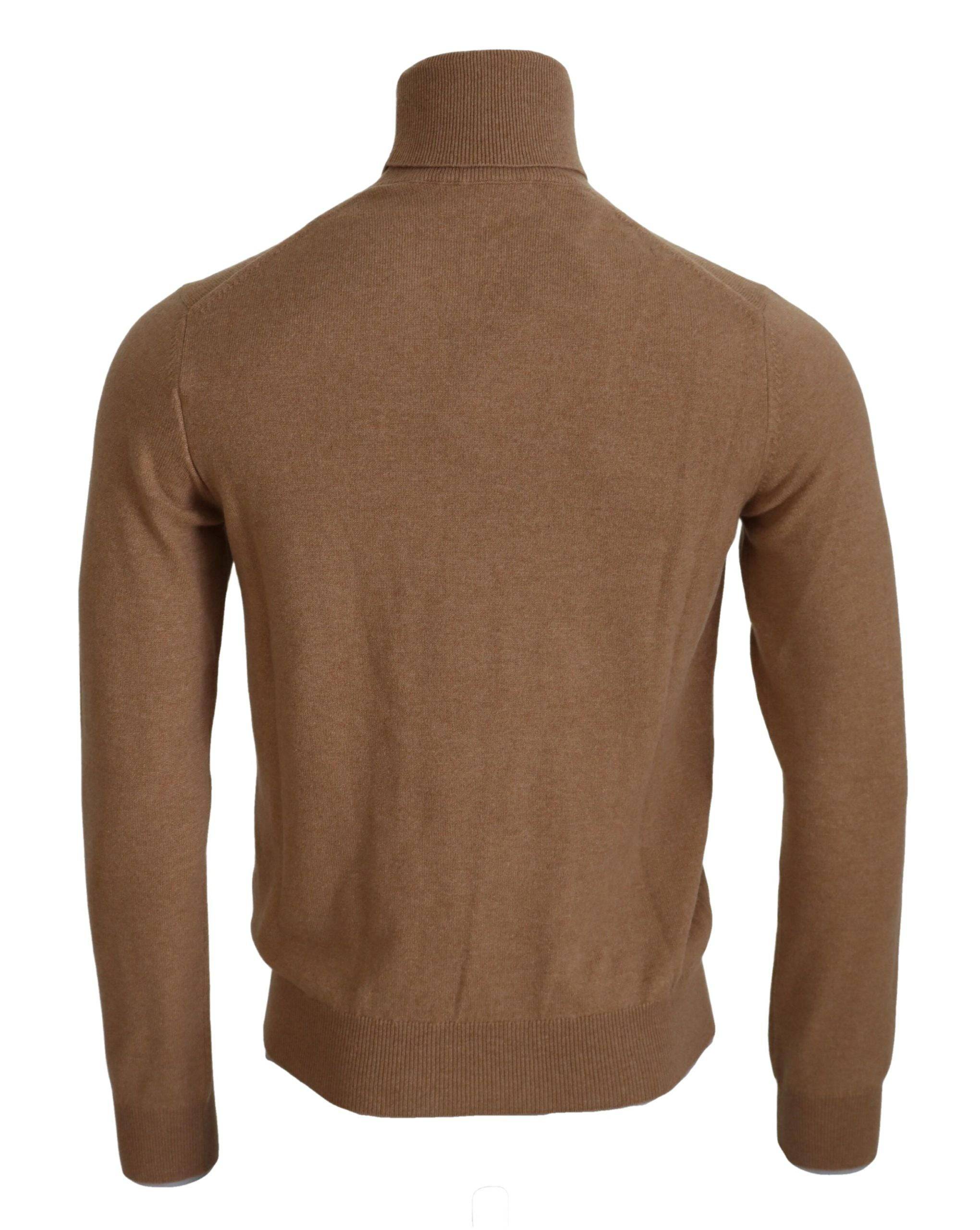 Pull en cachemire beige Dolce & Gabbana à col roulé, doux et élégant, porté sur un mannequin.