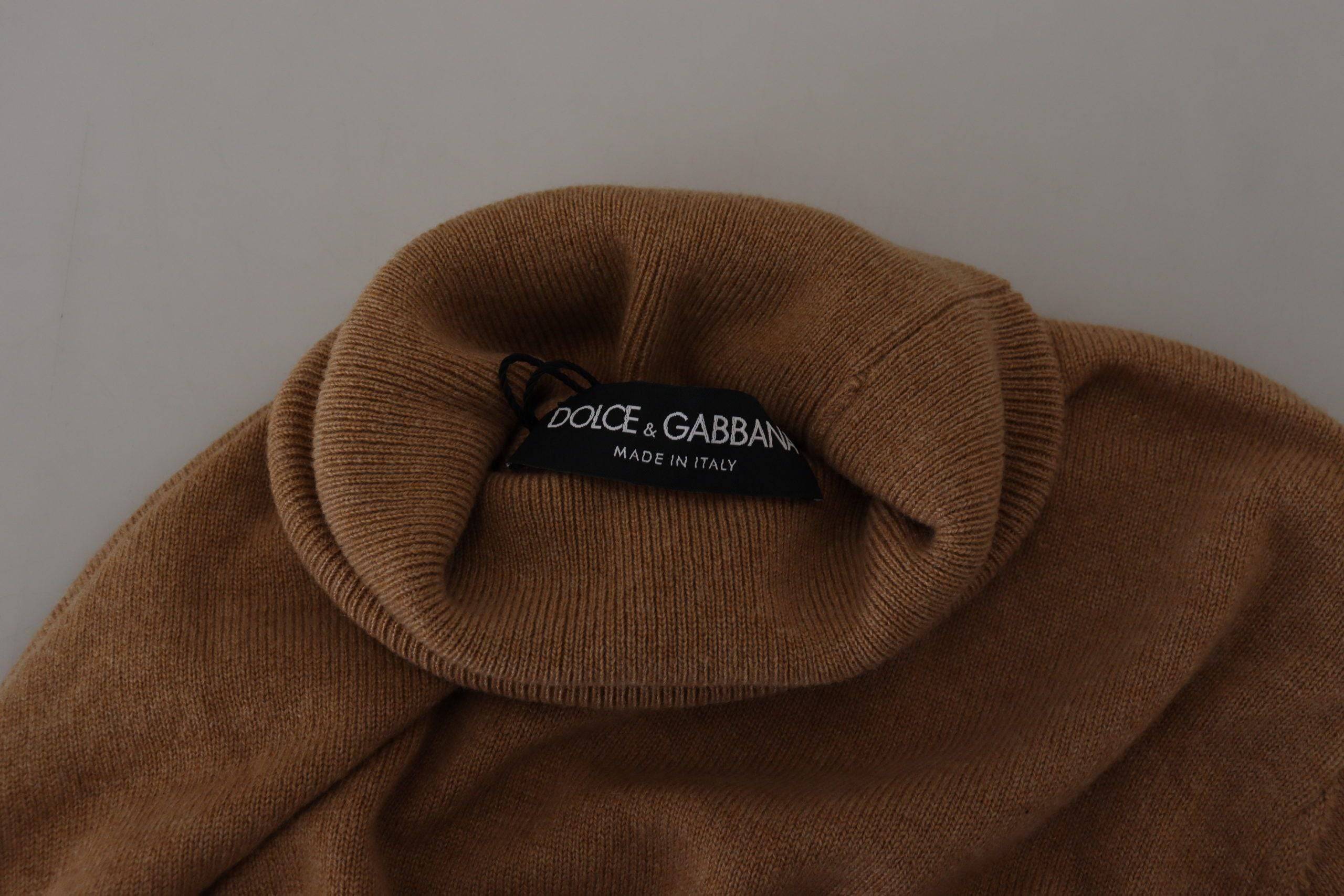 Pull en cachemire beige Dolce & Gabbana à col roulé, pull-over élégant avec texture douce et finition raffinée.