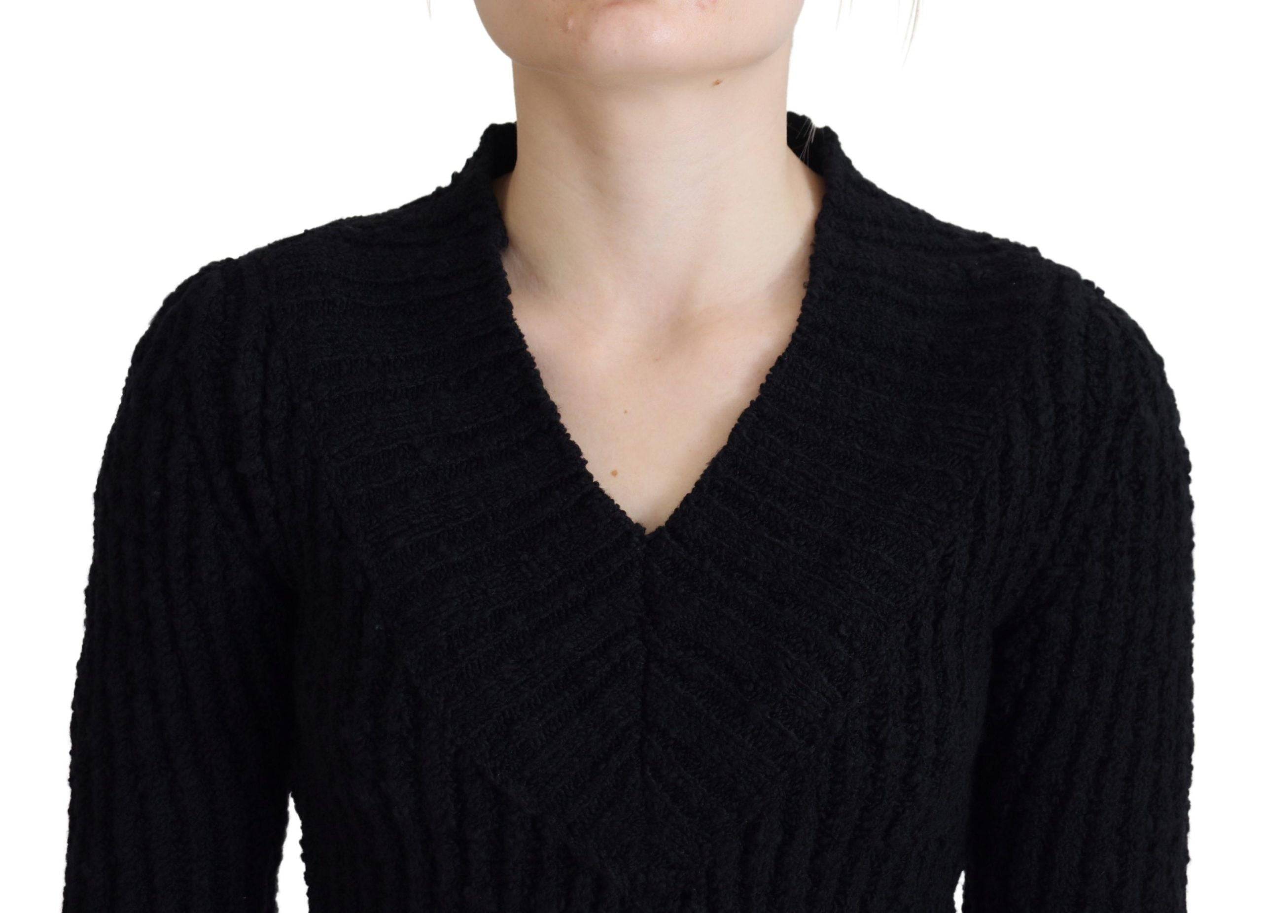 Robe pull en laine noire de Dolce & Gabbana, coupe ajustée et tricotée, élégante et confortable, portée sur un mannequin.
