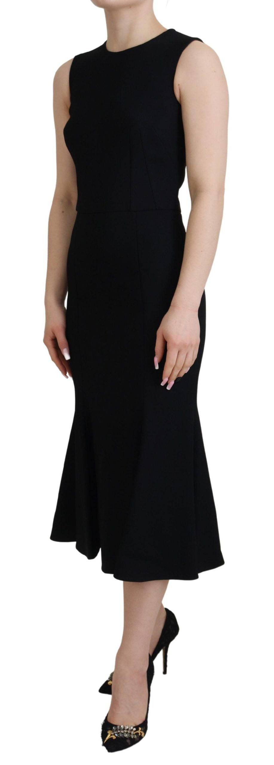 Robe droite et évasée noire Dolce & Gabbana en viscose, silhouette élégante et moderne, portée en soirée ou pour une occasion spéciale.