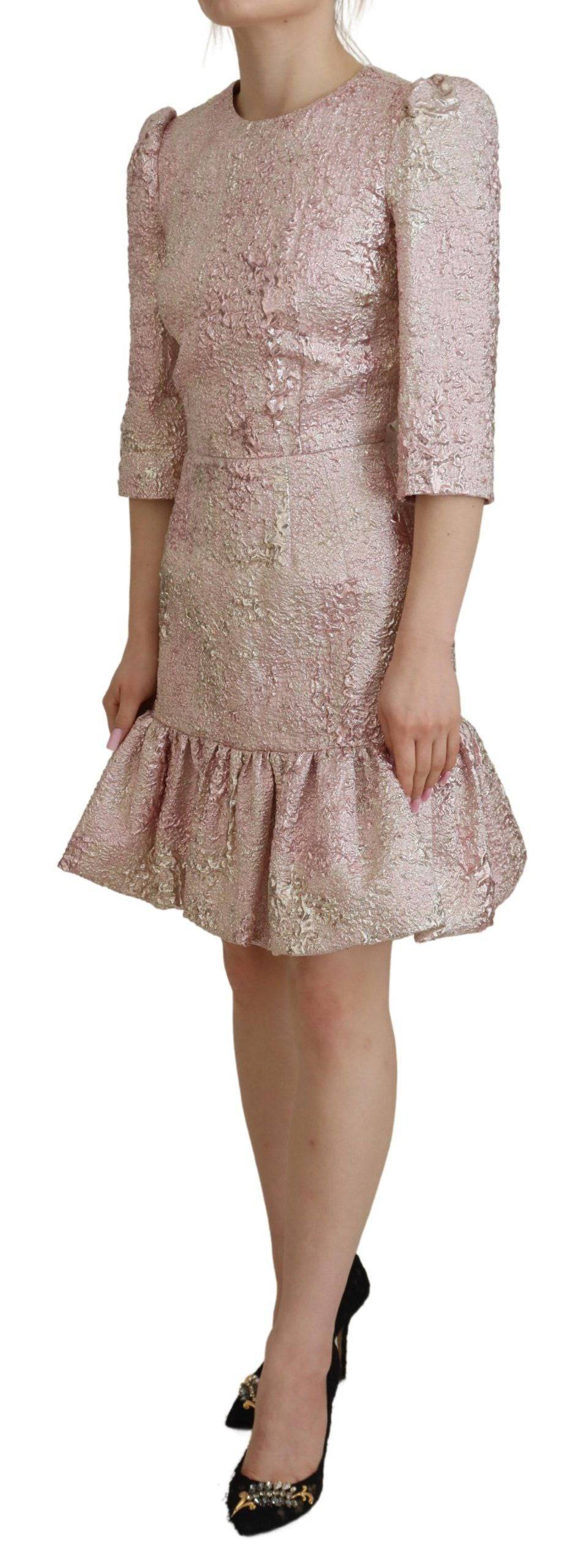 Robe mi-longue en jacquard rose Dolce & Gabbana à manches 3/4, coupe ajustée et élégante, vue de face.