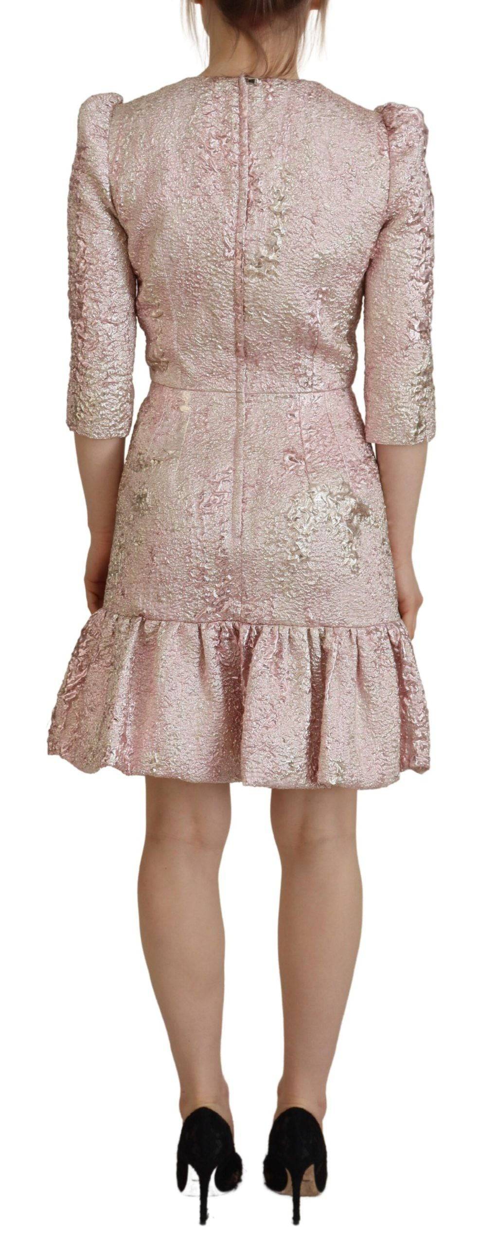 Robe midi en jacquard rose à manches 3/4 de Dolce & Gabbana, coupe ajustée et élégante.