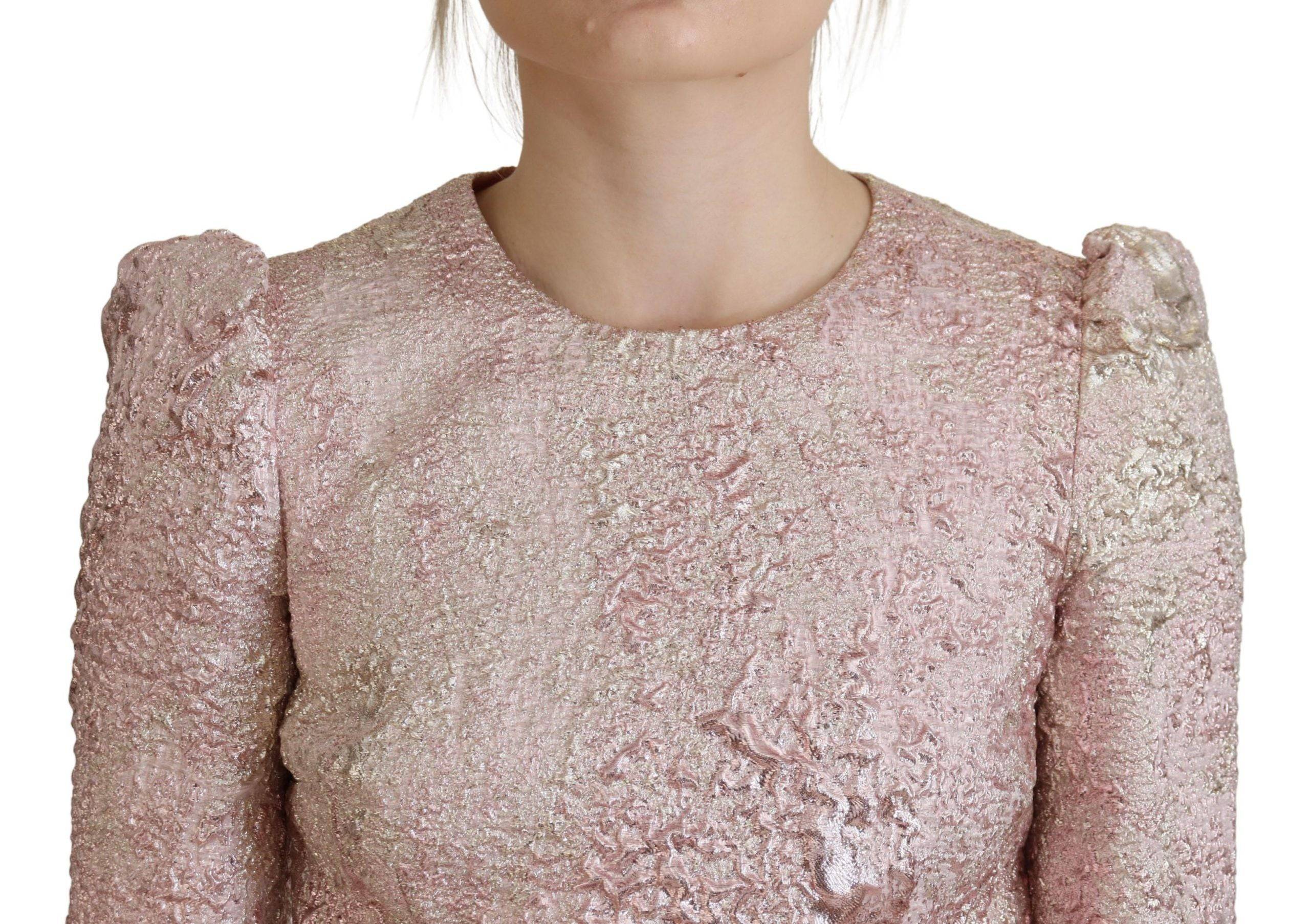 Robe midi en jacquard rose à manches 3/4 de Dolce & Gabbana, robe cintrée élégante avec motif sophistiqué.