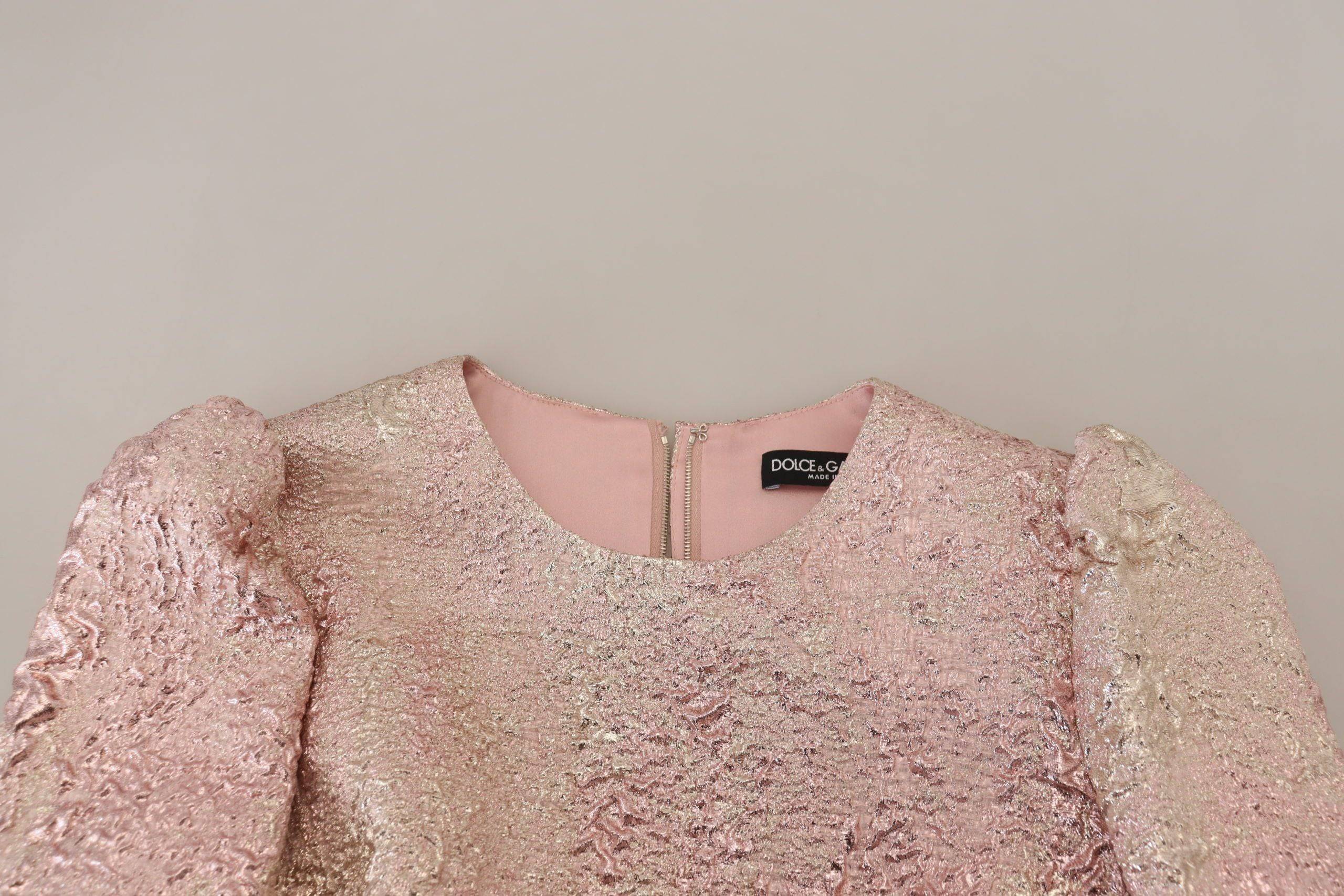 Robe midi en jacquard rose à manches 3/4 de Dolce & Gabbana, coupe ajustée et élégante.
