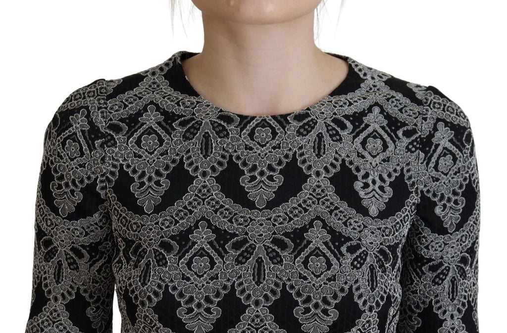 Robe fourreau Dolce & Gabbana en jacquard noir et gris, ajustée et élégante, visible sur l'image.