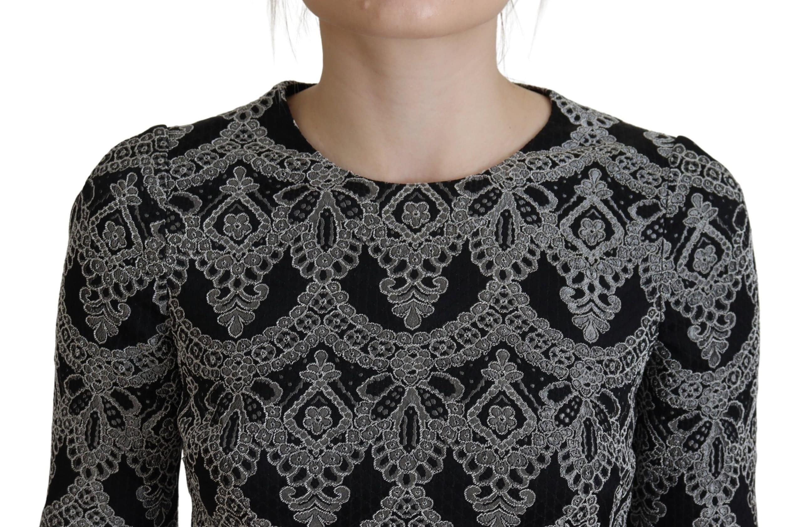 Robe fourreau Dolce & Gabbana en jacquard noir et gris, ajustée et élégante, visible sur l'image.