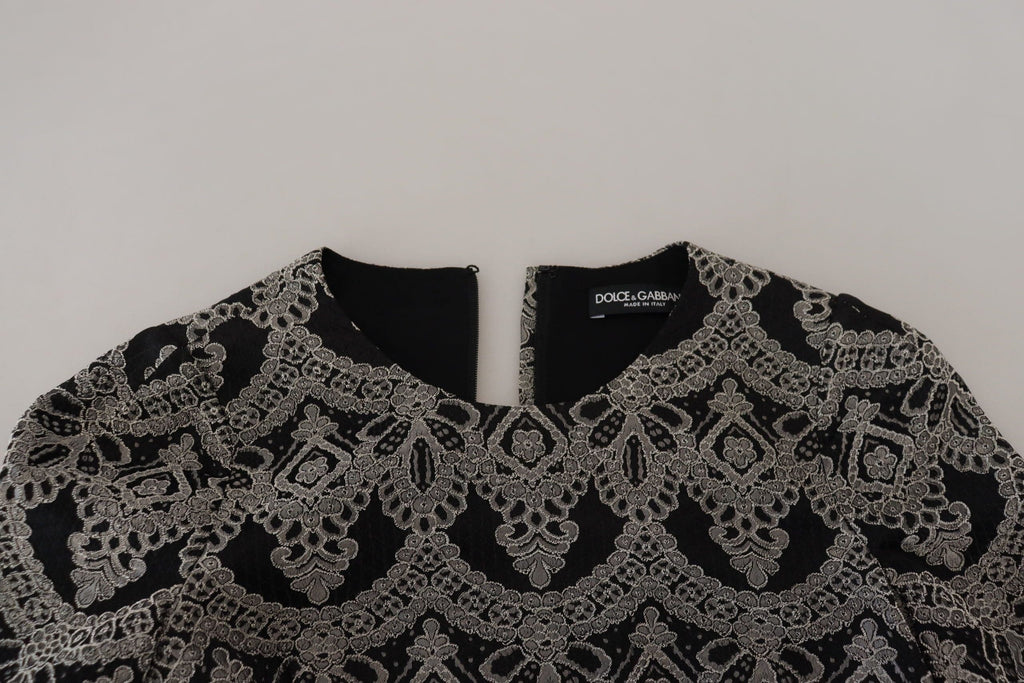 Robe fourreau Dolce & Gabbana en jacquard noir et gris, ajustée et élégante, avec détails sophistiqués et coupe flatteuse.