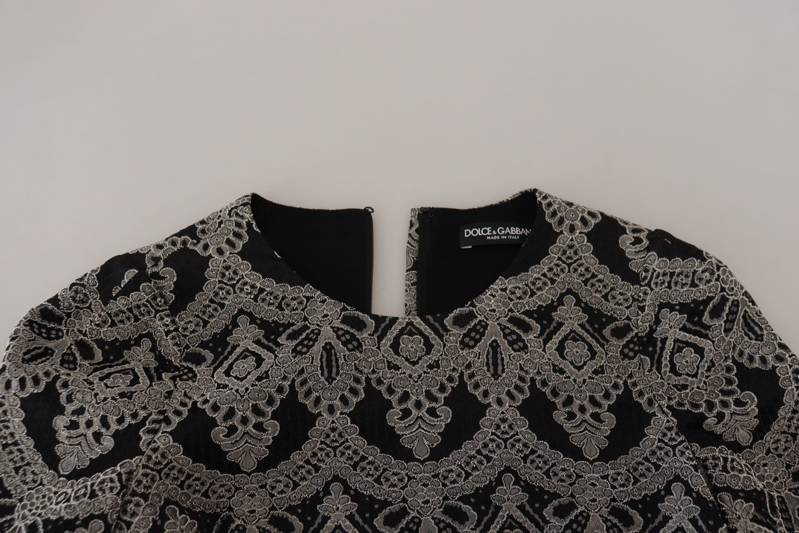 Robe fourreau Dolce & Gabbana en jacquard noir et gris, ajustée et élégante, avec détails sophistiqués et coupe flatteuse.