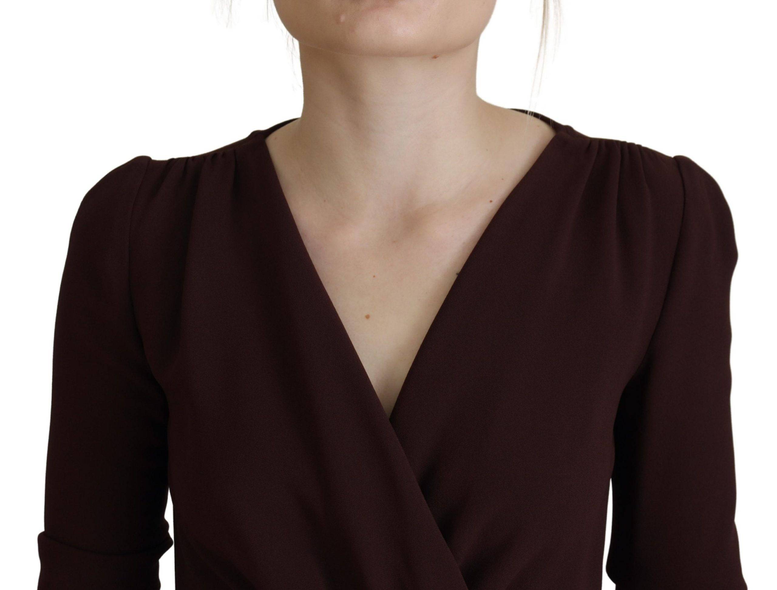 Robe midi longue marron Dolce & Gabbana à manches longues, coupe enveloppante et tissu extensible élégante.