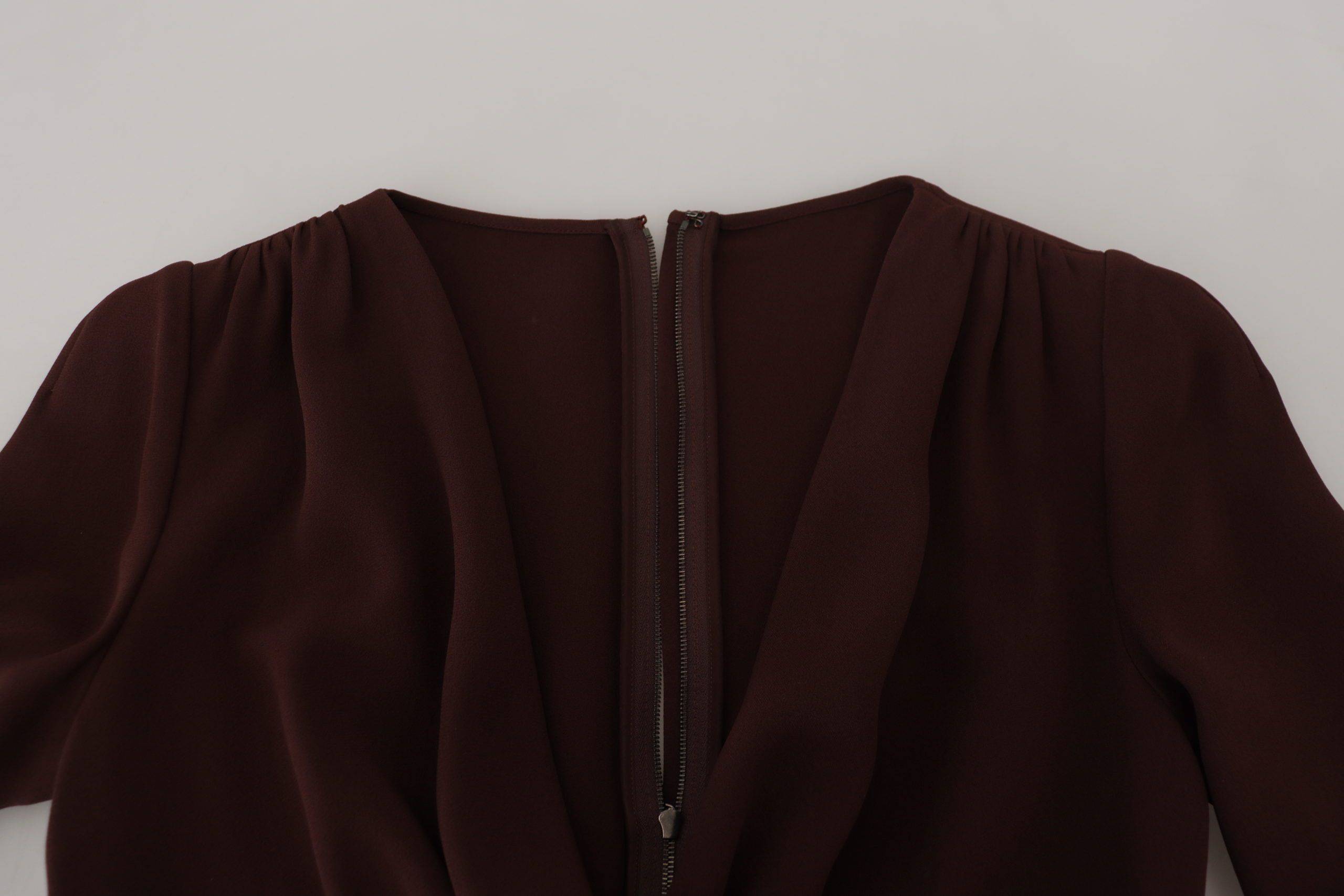 Robe midi marron Dolce & Gabbana à manches longues et ceinture, tissu stretch, élégante et ajustée.