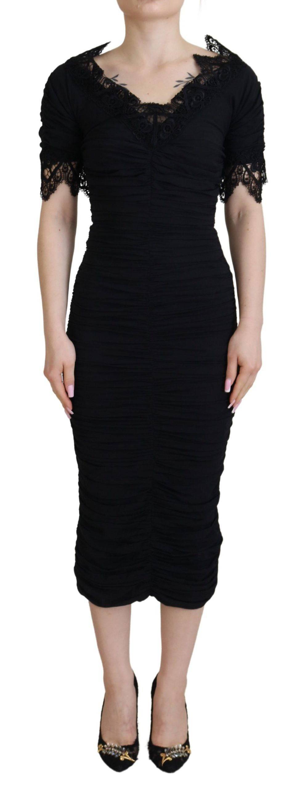 Robe noire Dolce & Gabbana en dentelle et soie, coupe midi et ajustée, vêtement élégant et féminin.