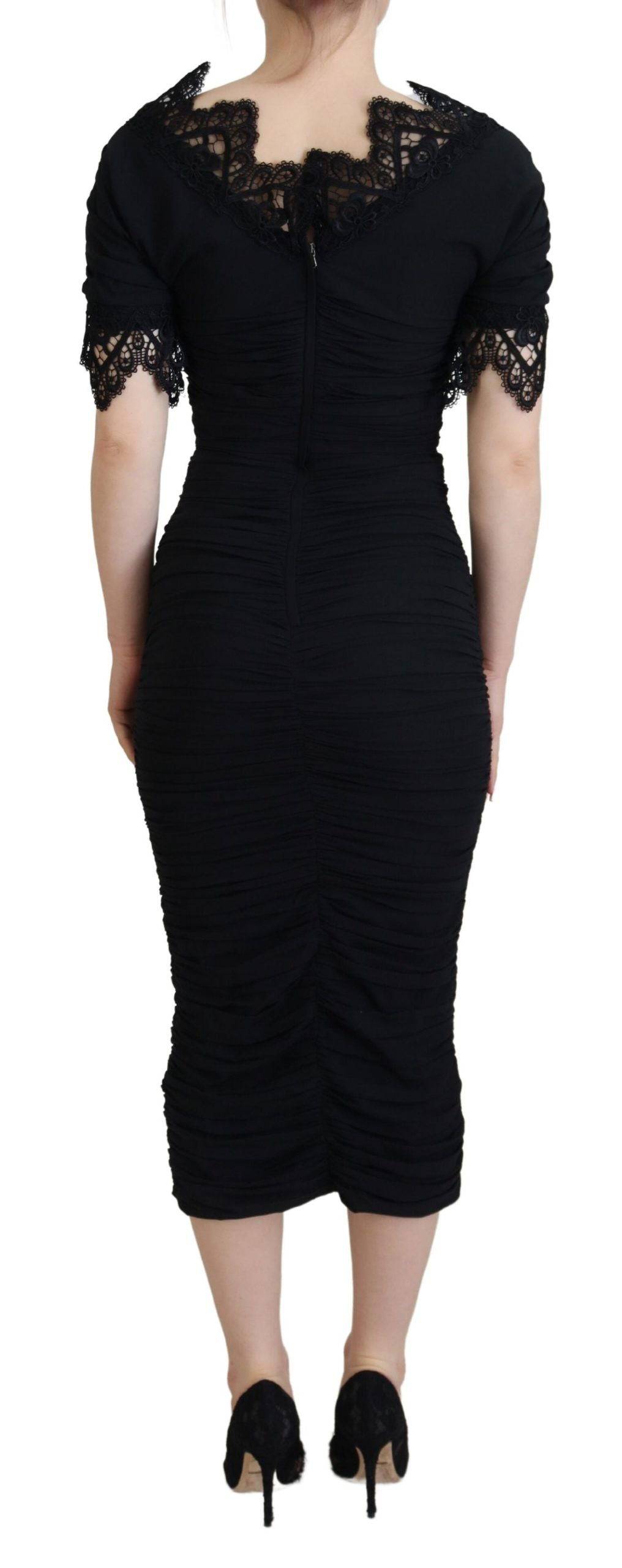 Robe noire Dolce & Gabbana en dentelle et soie, coupe droite midi, élégante et ajustée, pour une allure sophistiquée.