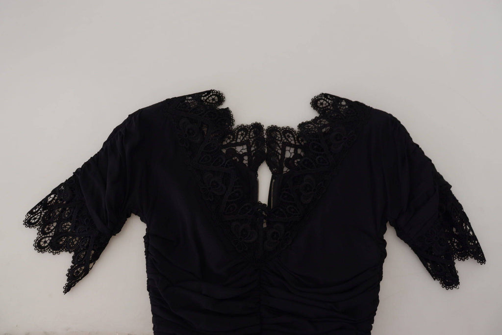 Robe noire Dolce & Gabbana en dentelle et soie, coupe midi, style bodycon, vêtement élégant et ajusté.