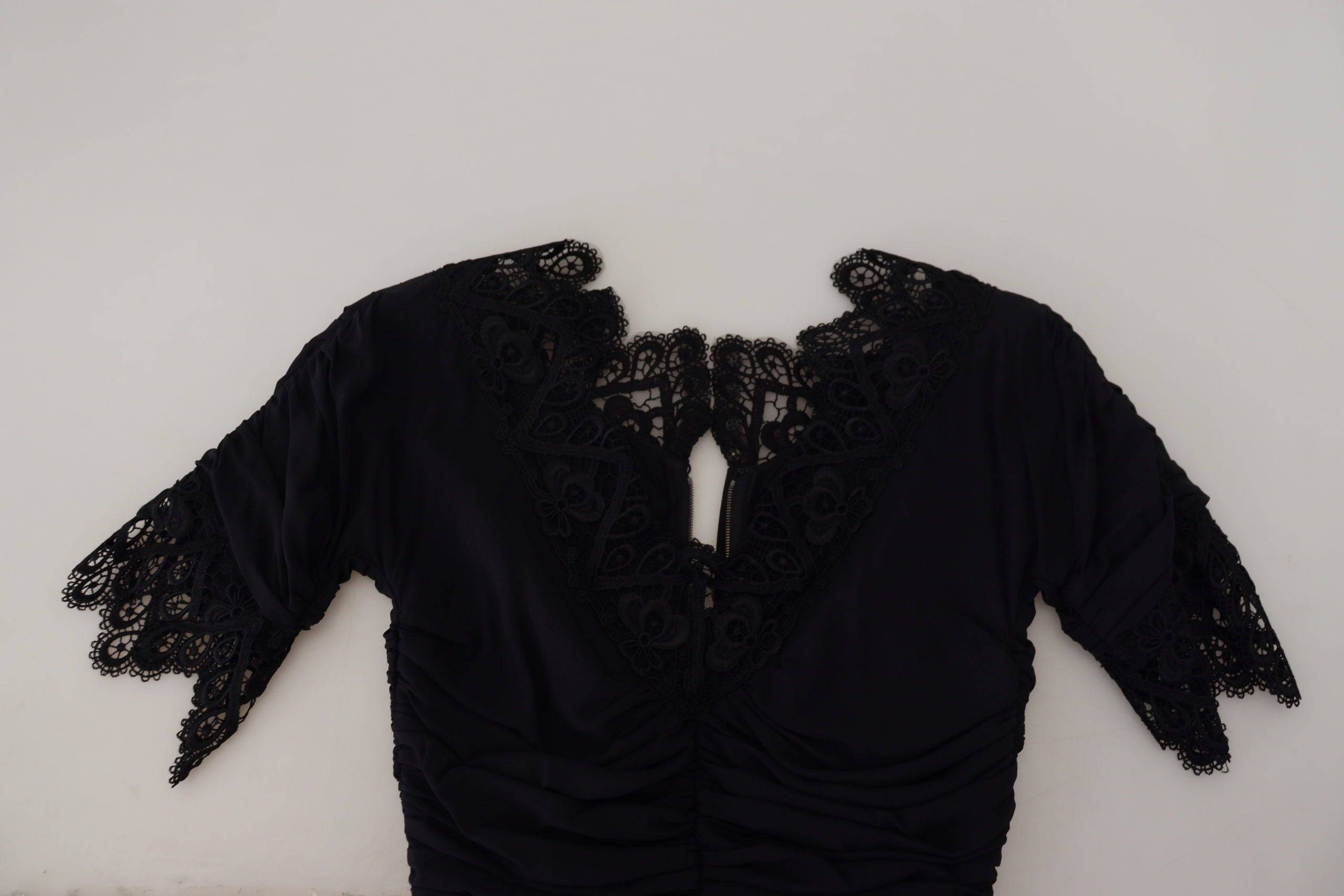 Robe noire Dolce & Gabbana en dentelle et soie, coupe midi, style bodycon, vêtement élégant et ajusté.