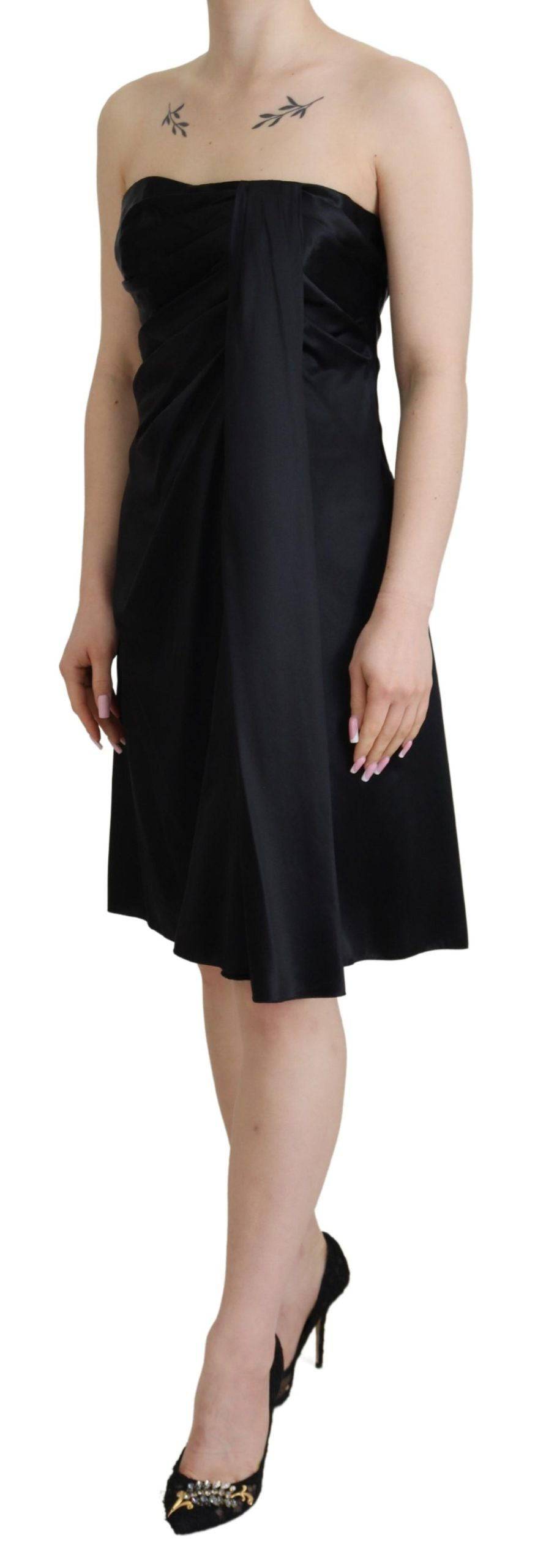 Robe courte noire en soie Dolce & Gabbana, modèle shift, parfaite pour les fêtes, avec un style élégant et sophistiqué.