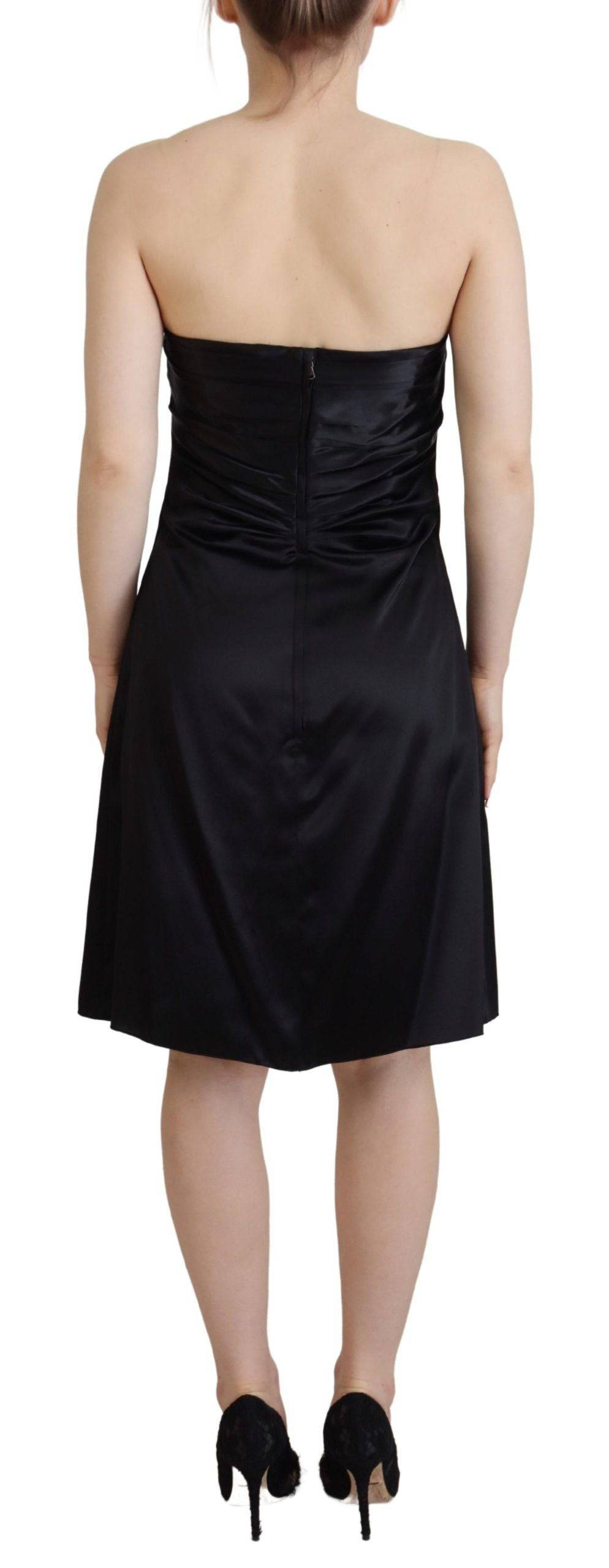 Robe courte en soie noire de Dolce & Gabbana, robe de soirée élégante avec coupe fluide et détails raffinés.