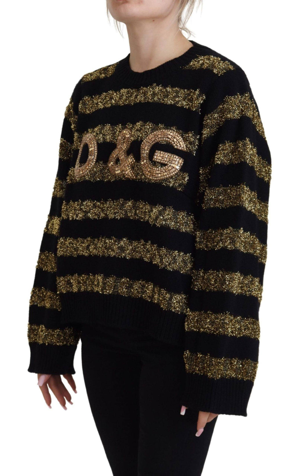 Pull en cachemire noir et or Dolce & Gabbana avec cristaux, élégant et luxueux, porté sur un mannequin.