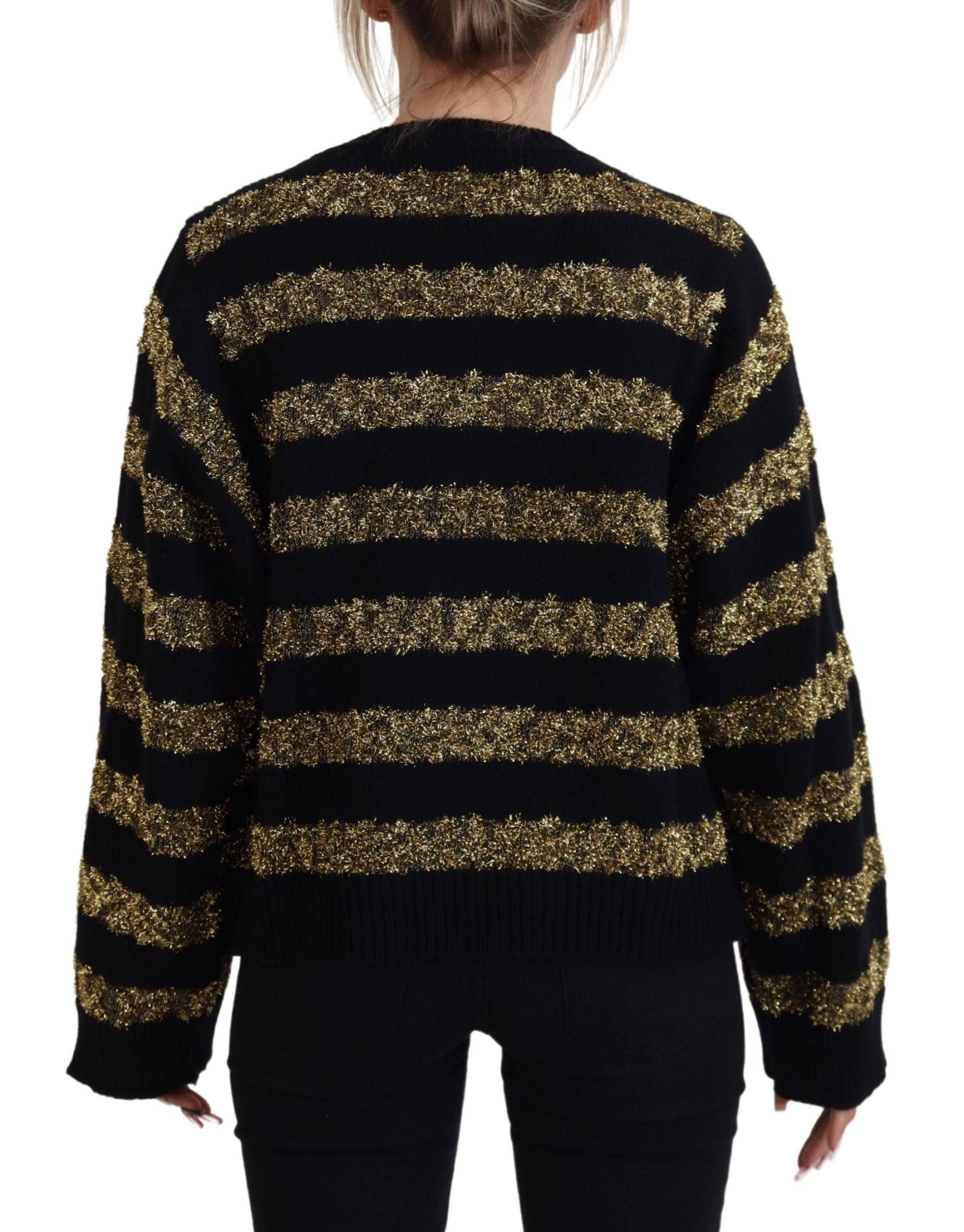 Pull en cachemire noir et or Dolce & Gabbana avec cristaux, élégance et luxe visibles.
