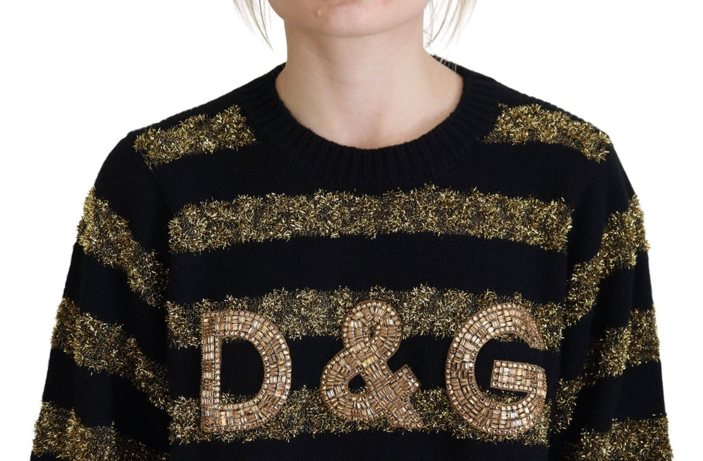 Pull en cachemire noir et or Dolce & Gabbana avec cristaux, élégant et luxueux, porté sur un mannequin.