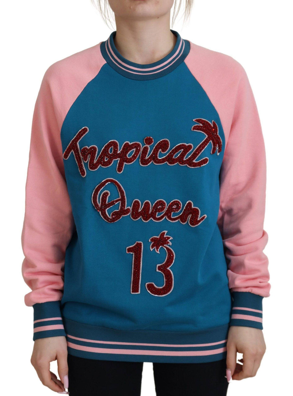 Pull Dolce & Gabbana bleu et rose avec sequins et cristaux, style queen, détails brillants visibles sur le pull élégant.