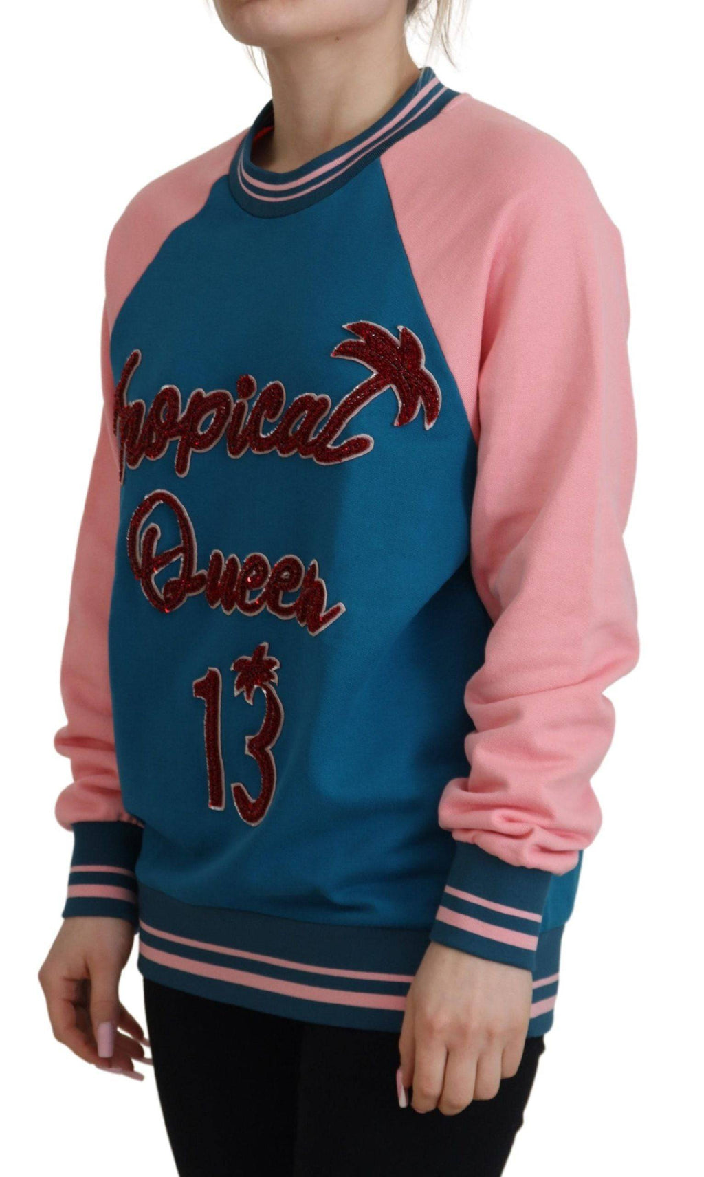 Pull en maille Dolce & Gabbana Bleu Rose avec sequins et cristaux, style élégant et brillant, vue de face.