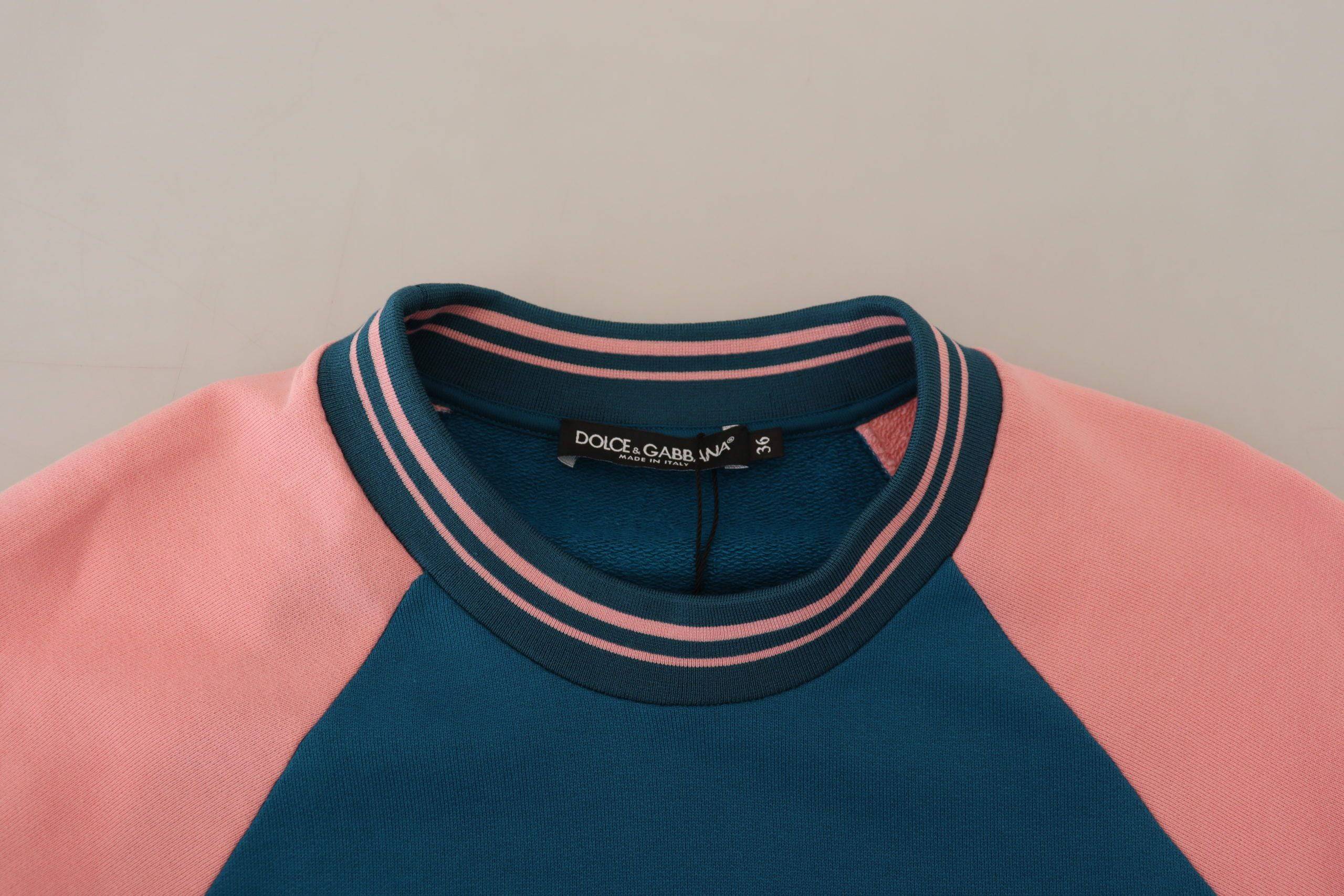Pull Dolce & Gabbana Blue Pink Queen Sequin Crystal avec sequins et cristaux, style élégant et coloré, vue de face.