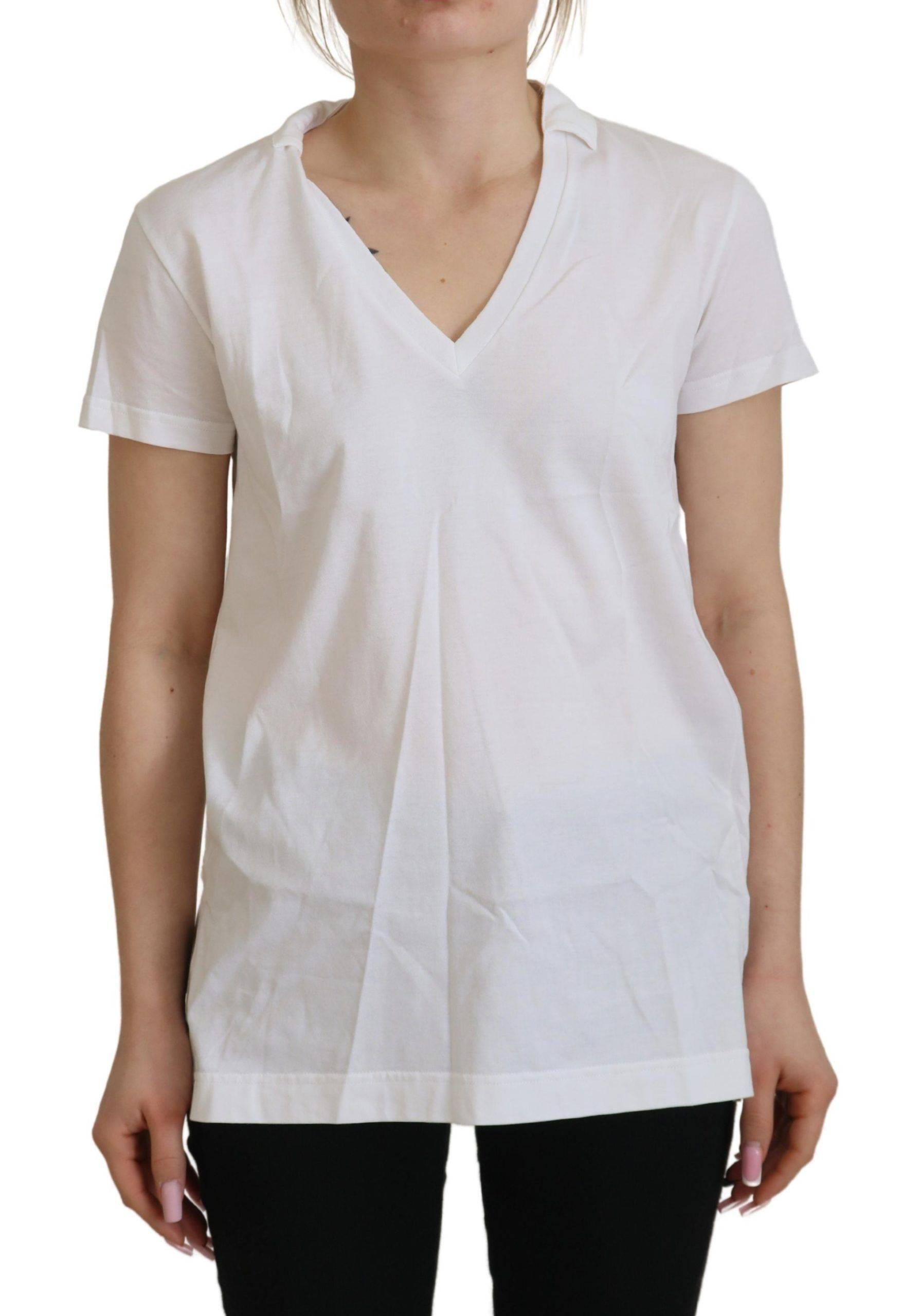 T-shirt blanc à manches courtes et col en V de Dolce & Gabbana, en coton léger, porté comme blouse ou haut décontracté.