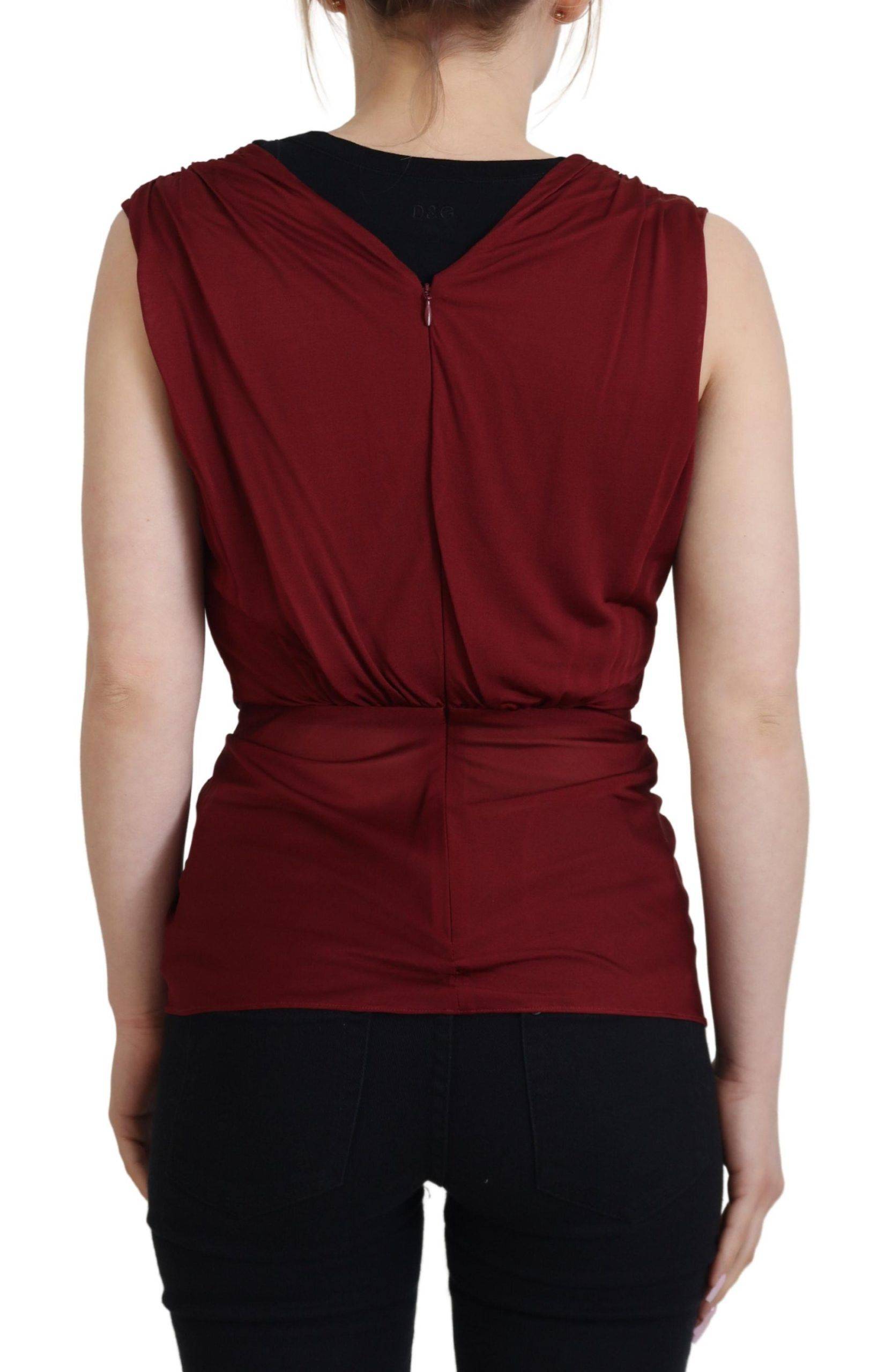 Haut en soie stretch bordeaux de Dolce & Gabbana, veste ou blouse élégante, visible en détail sur l'image.