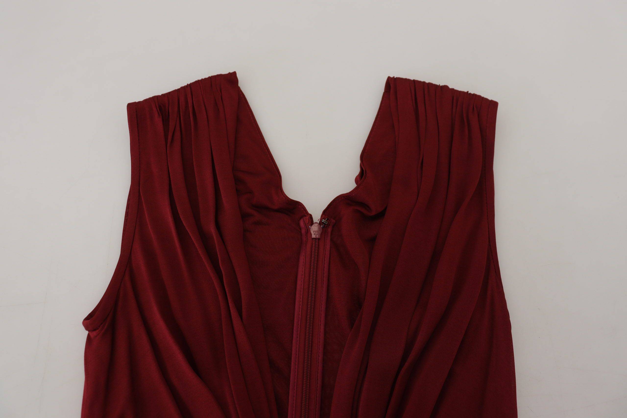 Haut en soie stretch bordeaux Dolce & Gabbana, veste ou blouse élégante avec col en V et détails raffinés.
