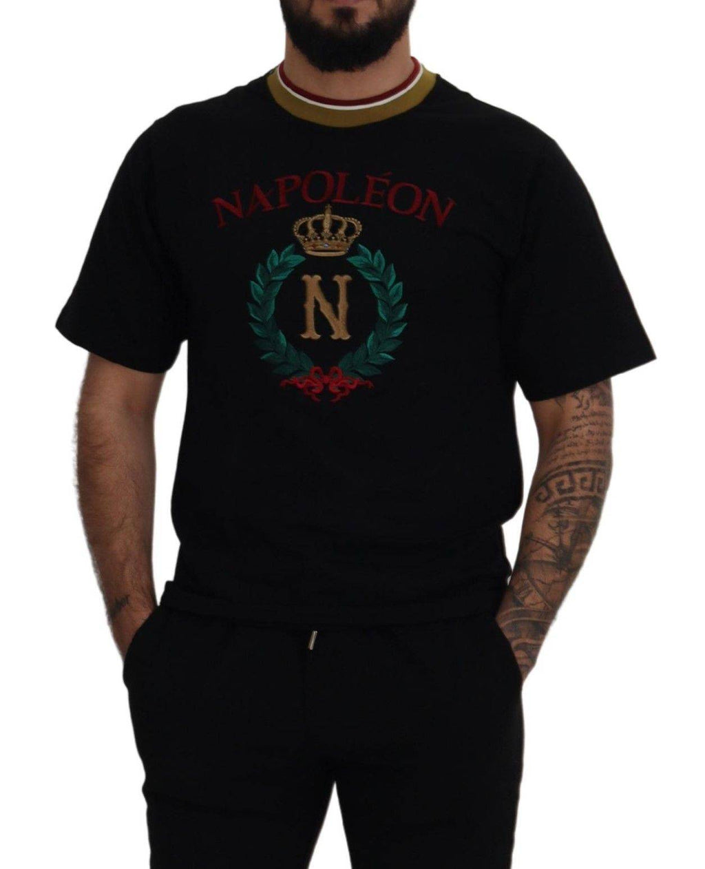 T-shirt noir en coton Dolce & Gabbana avec broderie sur le col rond, style décontracté et élégant.
