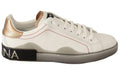 Sneakers basses en cuir blanc et or Dolce & Gabbana, chaussures décontractées élégantes, vue de face sur fond neutre.