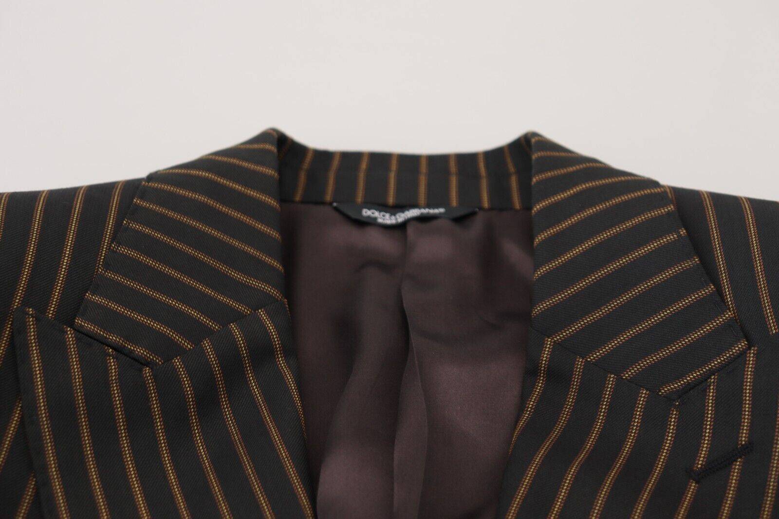 Blazer noir et marron à rayures Dolce & Gabbana, à un seul bouton, en tissu élégant, porté sur un mannequin.