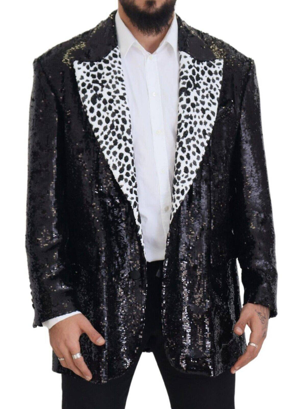 Blazer noir Dolce & Gabbana avec sequins et motif vache en nylon, élégant et tendance, porté sur un mannequin.