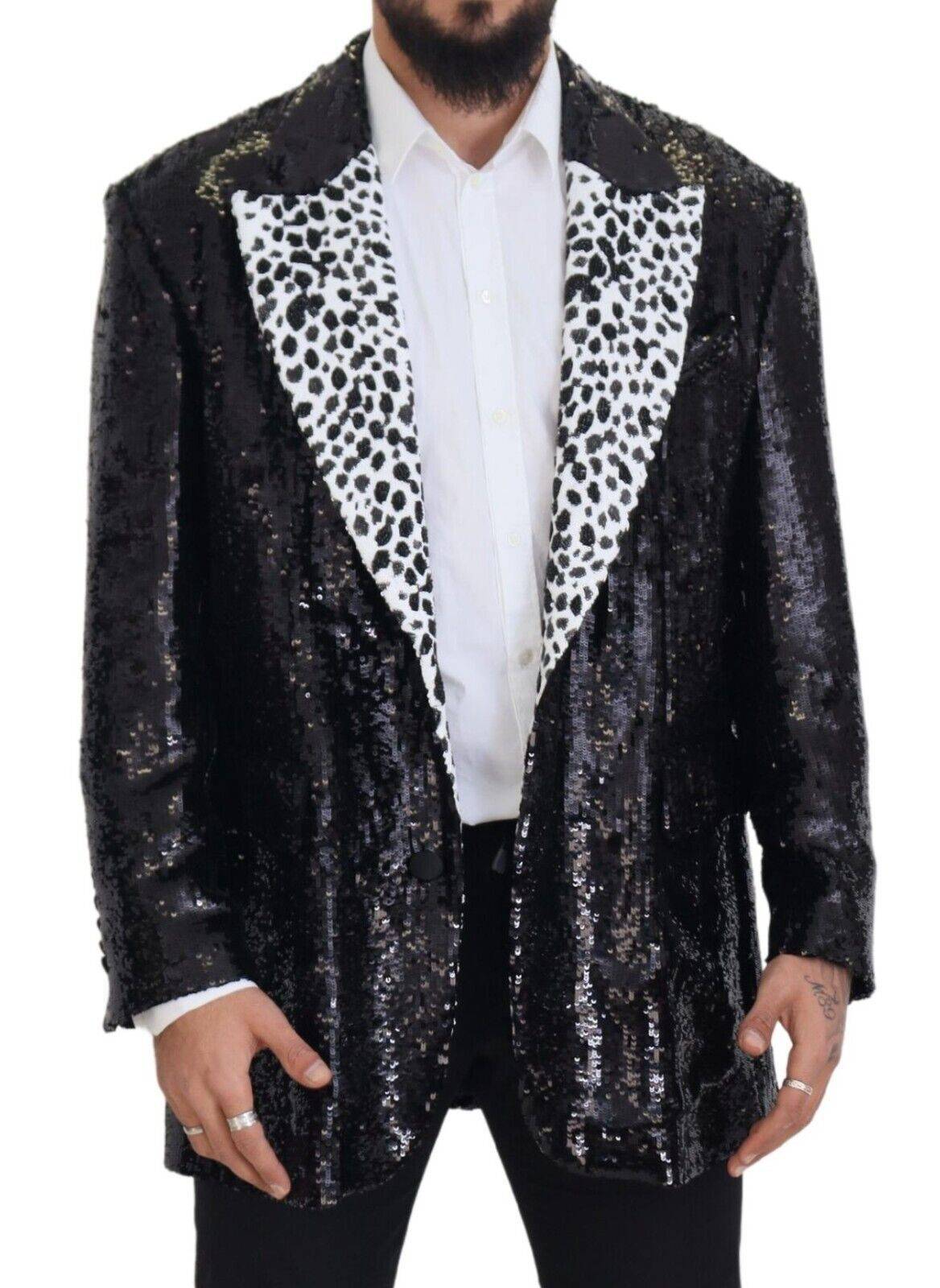 Blazer noir Dolce & Gabbana avec sequins et motif vache en nylon, élégant et tendance, porté sur un mannequin.