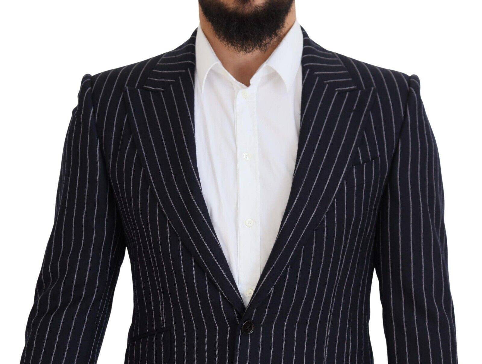 Blazer en laine bleu foncé à rayures, à simple boutonnage, de la marque Dolce & Gabbana, porté sur un mannequin.