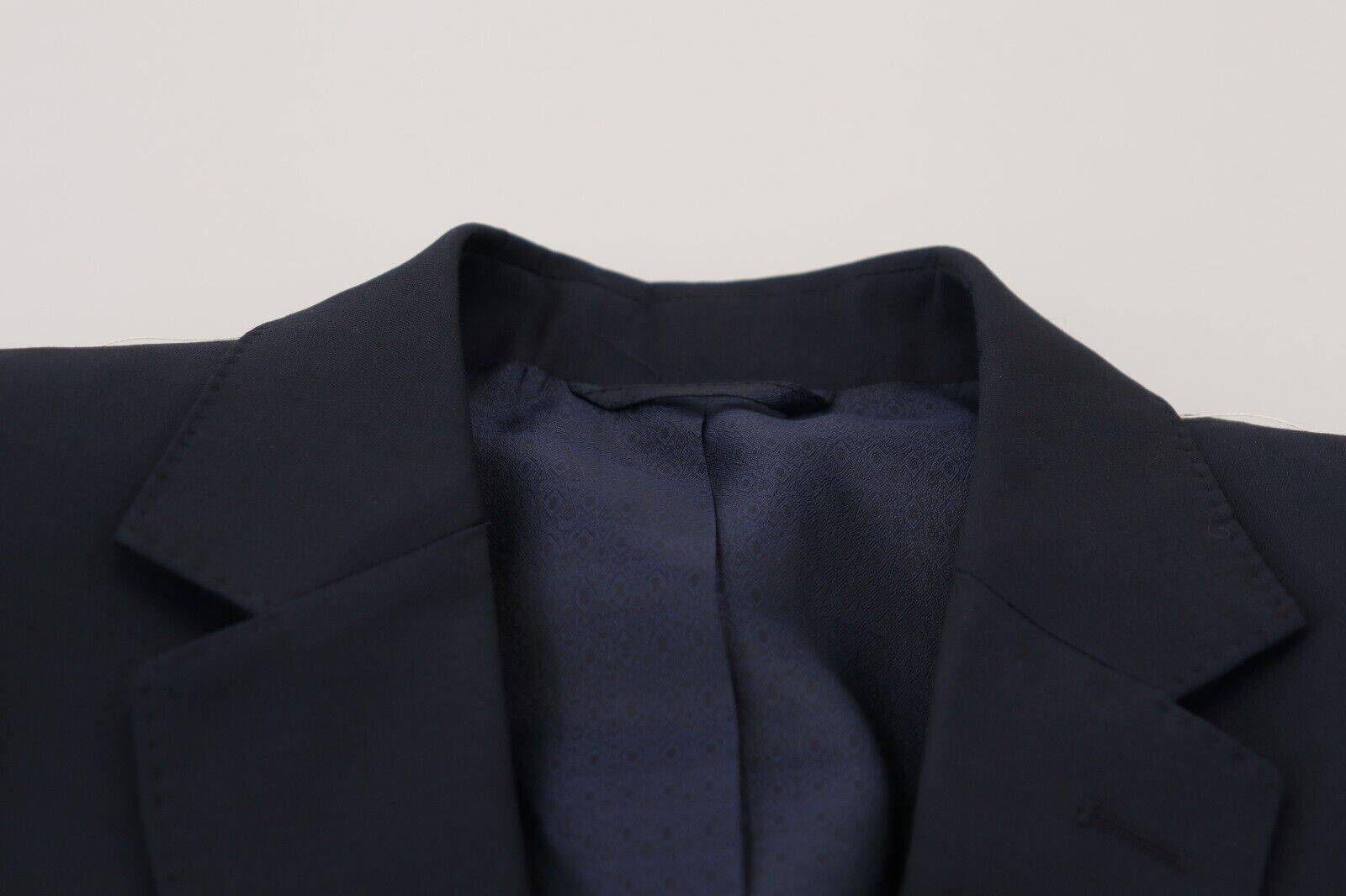Blazer en laine bleu foncé à un seul bouton de Dolce & Gabbana, style Martini, porté sur un mannequin.