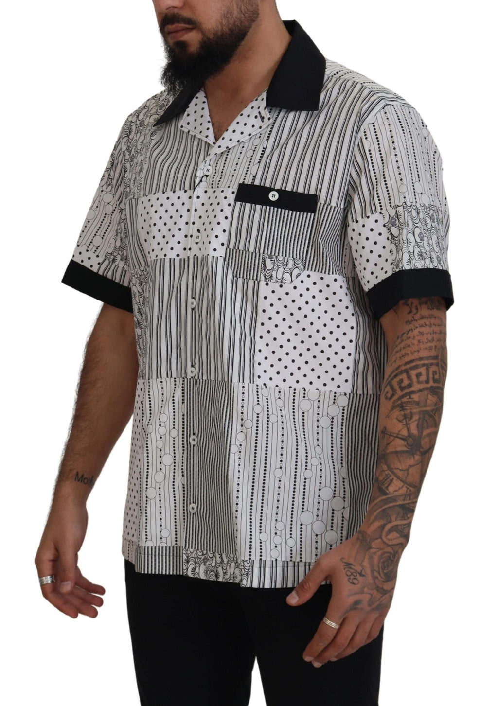 Chemise à manches longues Dolce & Gabbana blanche et noire avec motif à boutons, élégante et tendance.